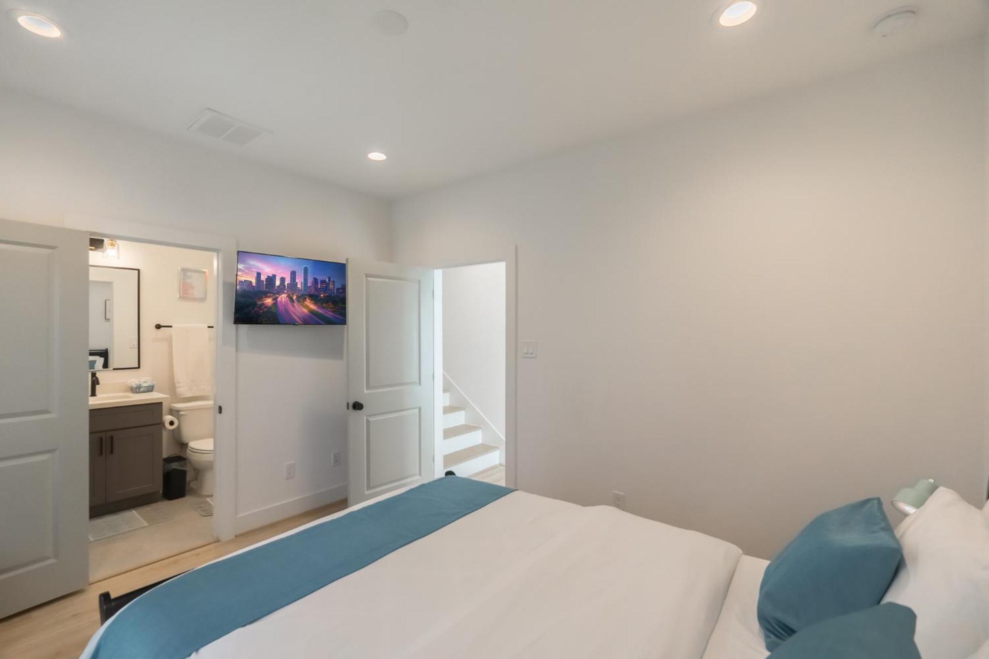 Holiday home Luxury Charming 3br 3bath Free Wi-fi 8 Guests, Gated Home, Downtown Houston