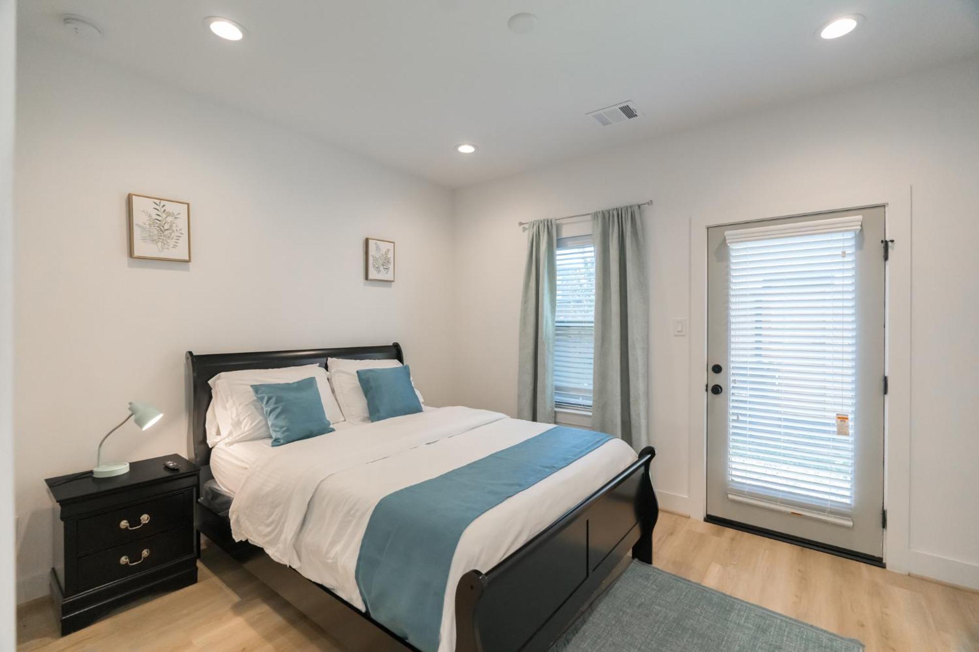 Luxury Charming 3br 3bath Free Wi-fi 8 Guests, Gated Home, Downtown *
