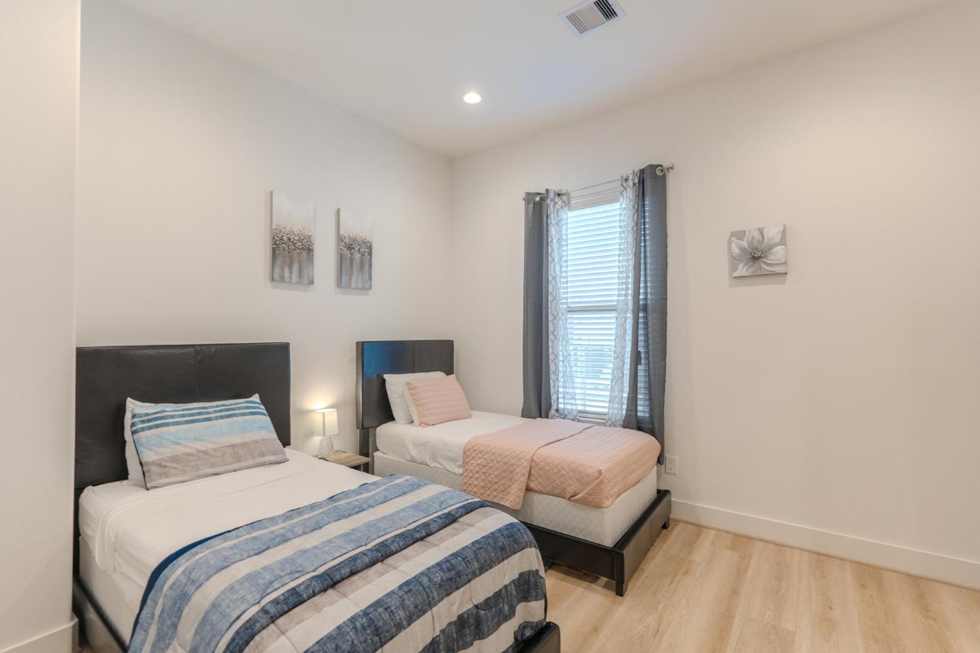 Luxury Charming 3br 3bath Free Wi-fi 8 Guests, Gated Home, Downtown Holiday home