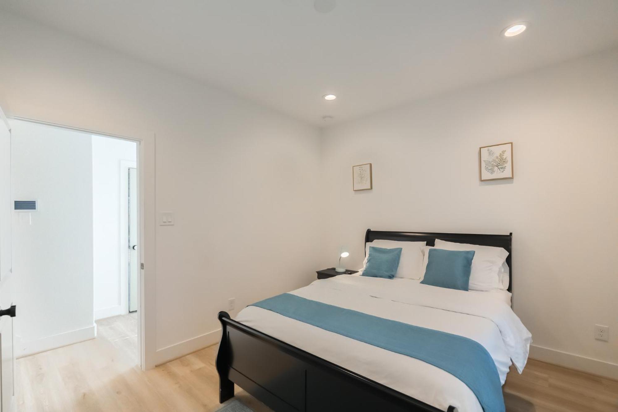 Holiday home Luxury Charming 3br 3bath Free Wi-fi 8 Guests, Gated Home, Downtown