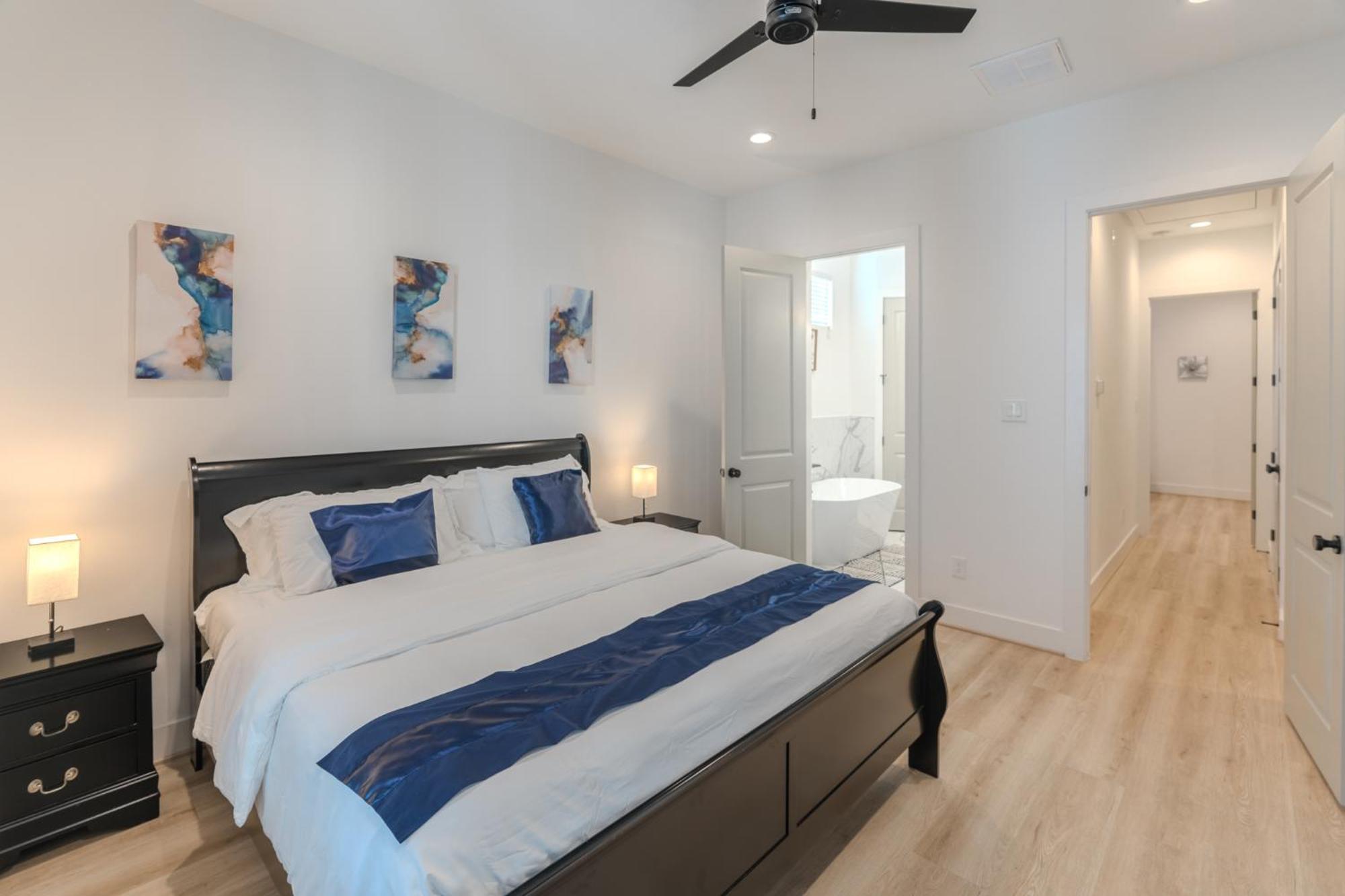 Holiday home Luxury Charming 3br 3bath Free Wi-fi 8 Guests, Gated Home, Downtown *