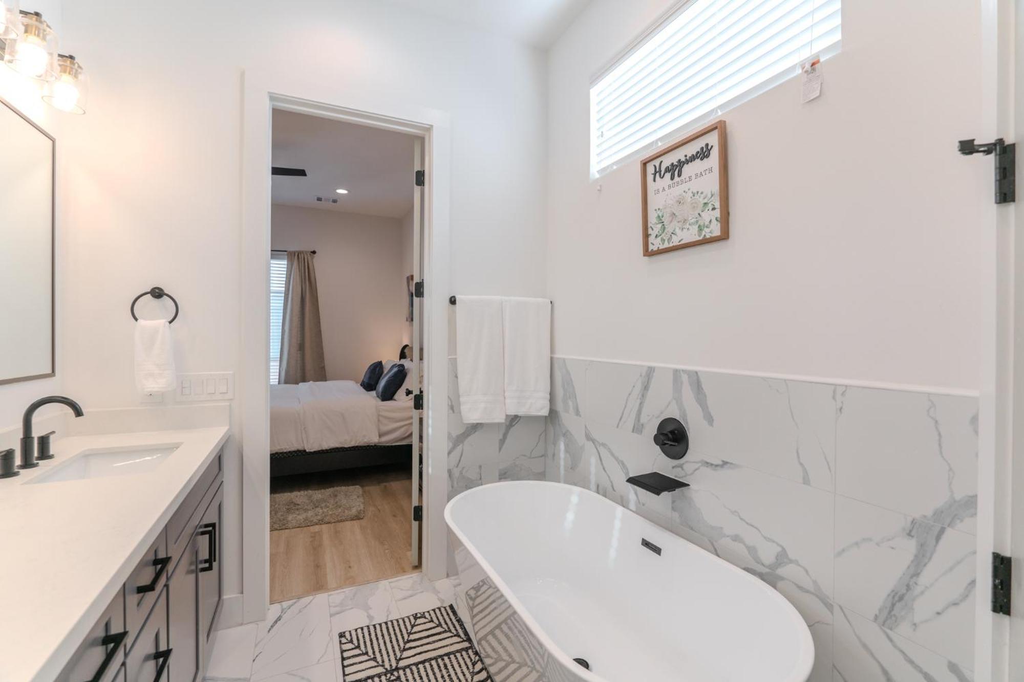 Luxury Charming 3br 3bath Free Wi-fi 8 Guests, Gated Home, Downtown Holiday home Houston