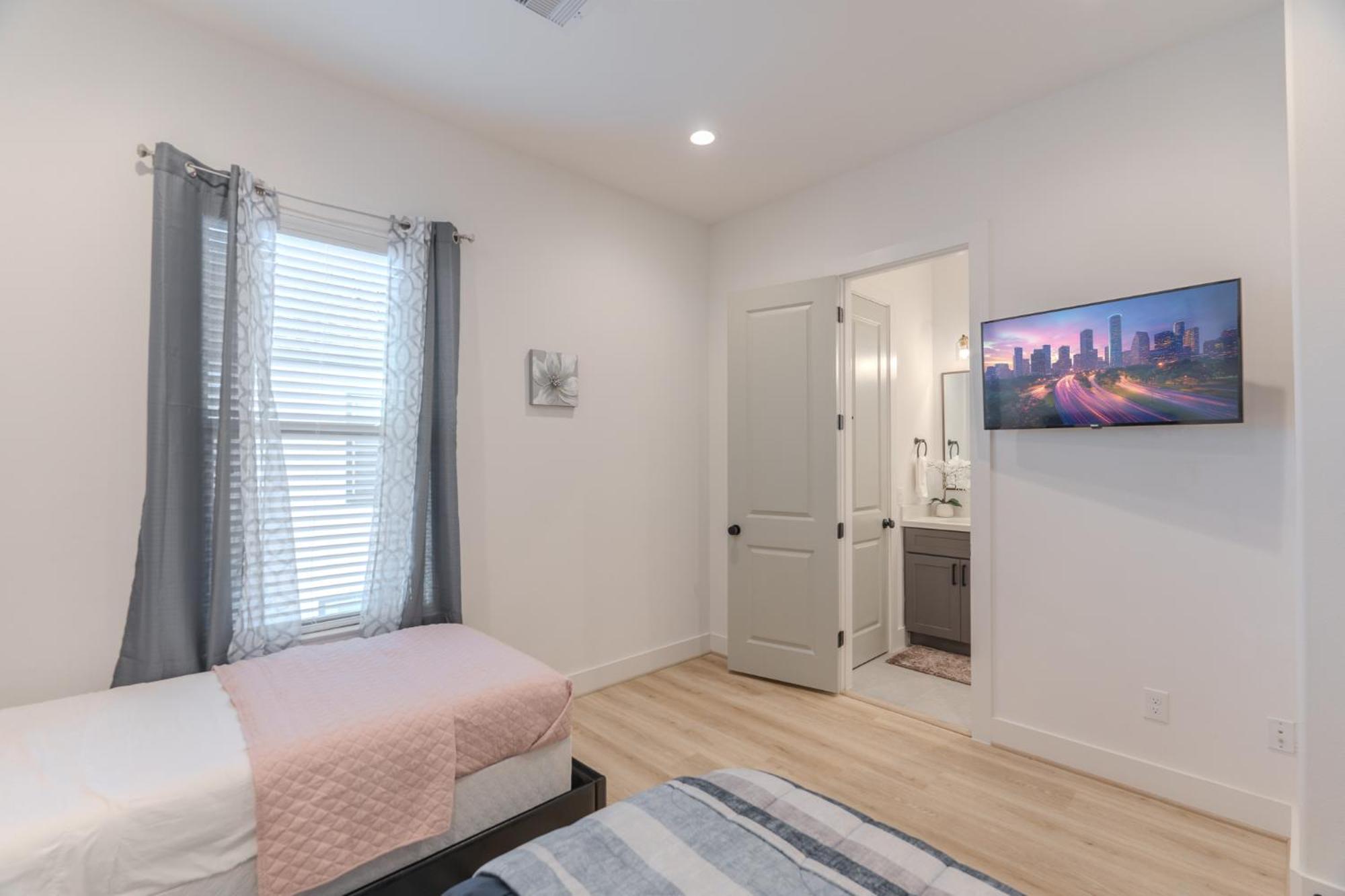 Luxury Charming 3br 3bath Free Wi-fi 8 Guests, Gated Home, Downtown *
