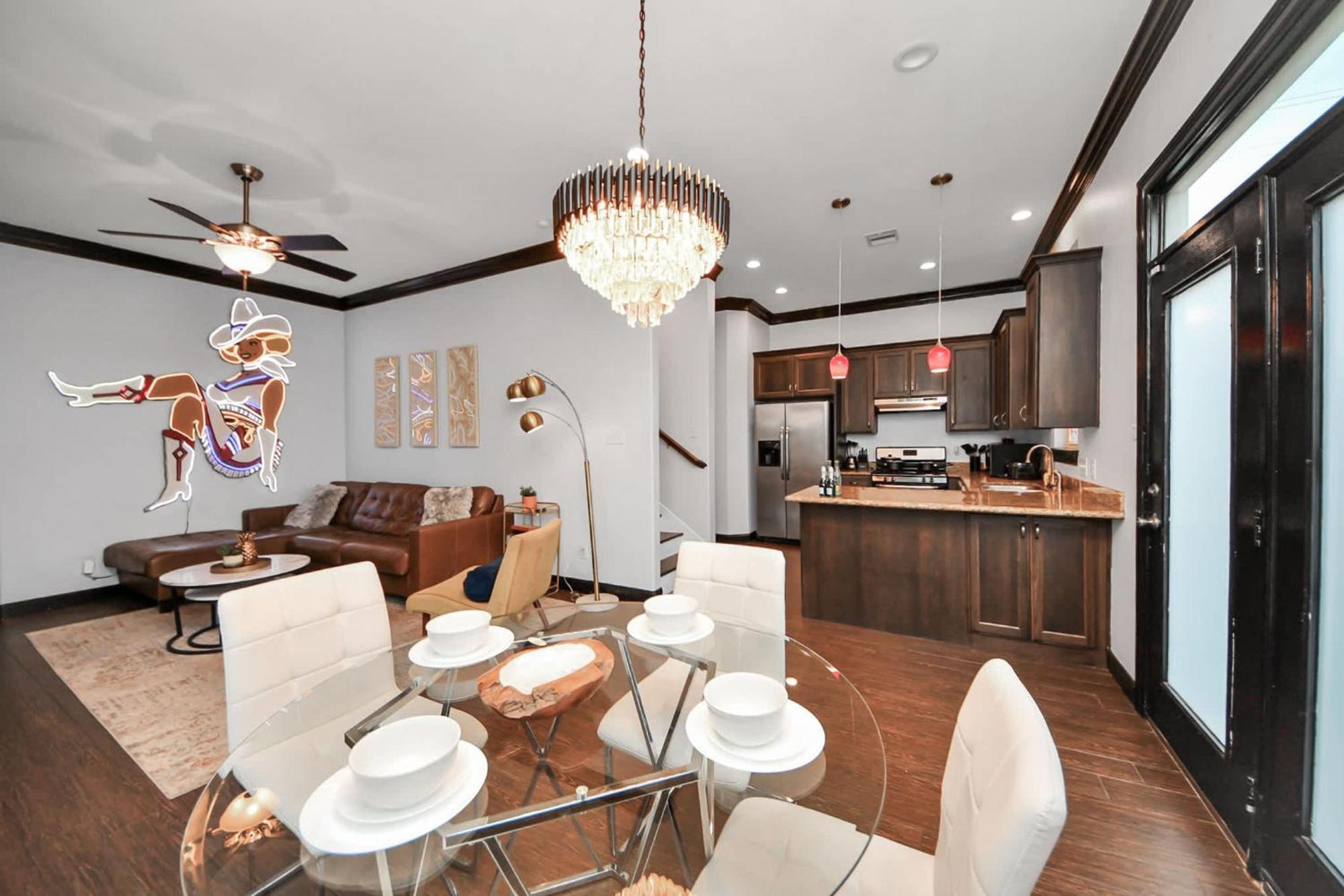 Vibrant Vegas Vibes - Hot Tub & Games - Perfect 4 Family & Groups *