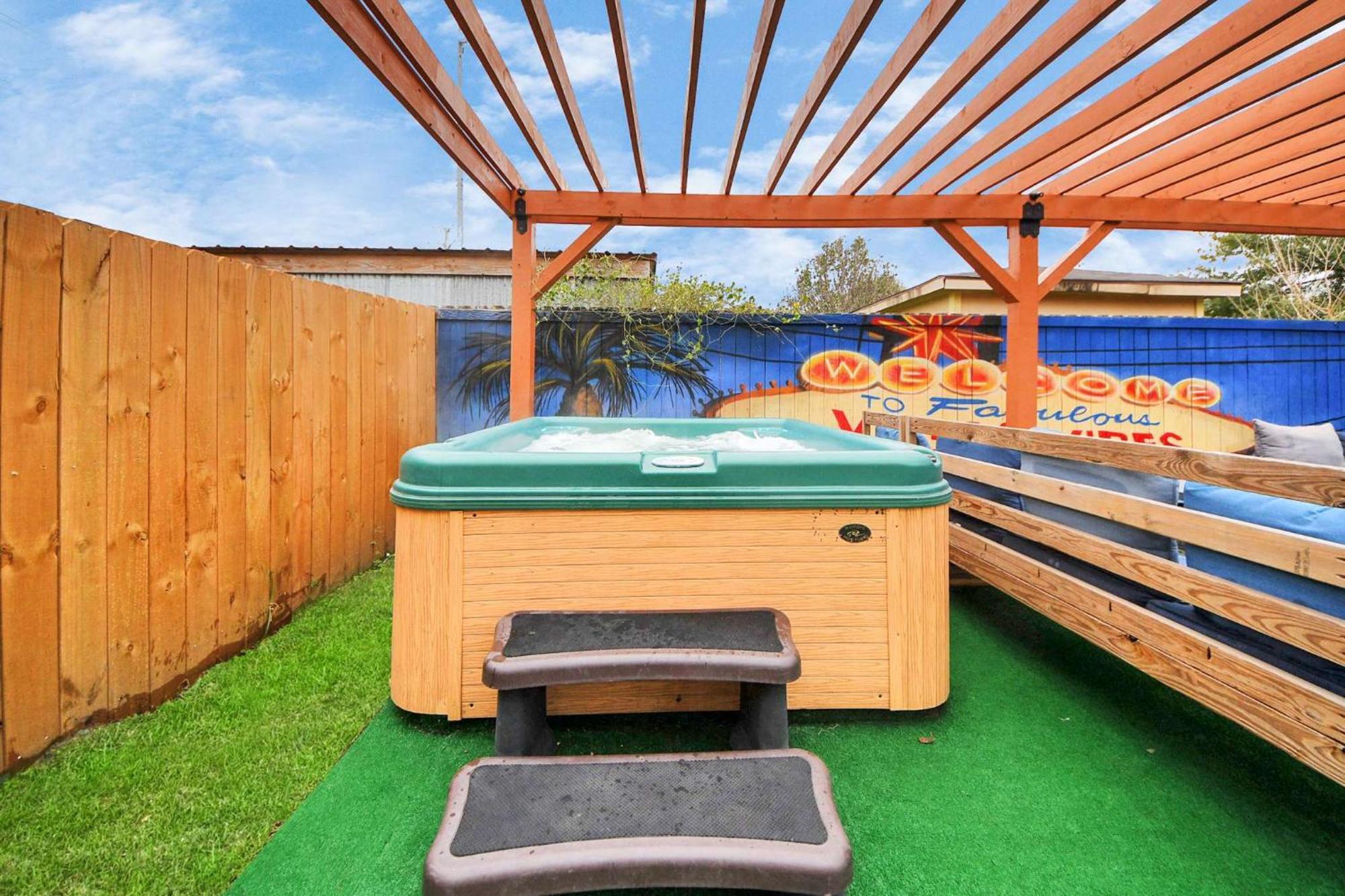Vibrant Vegas Vibes - Hot Tub & Games - Perfect 4 Family & Groups Houston