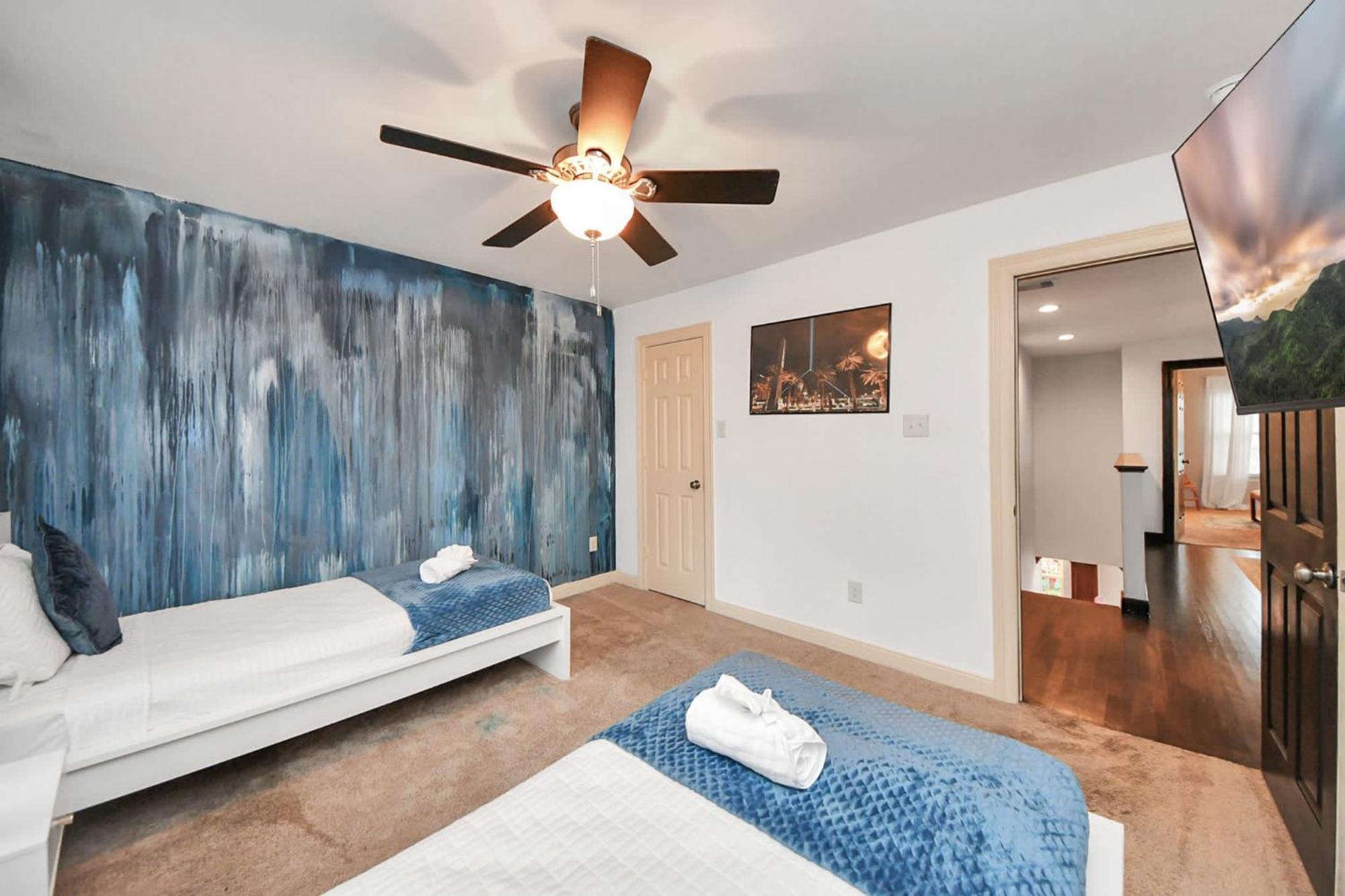 Vibrant Vegas Vibes - Hot Tub & Games - Perfect 4 Family & Groups