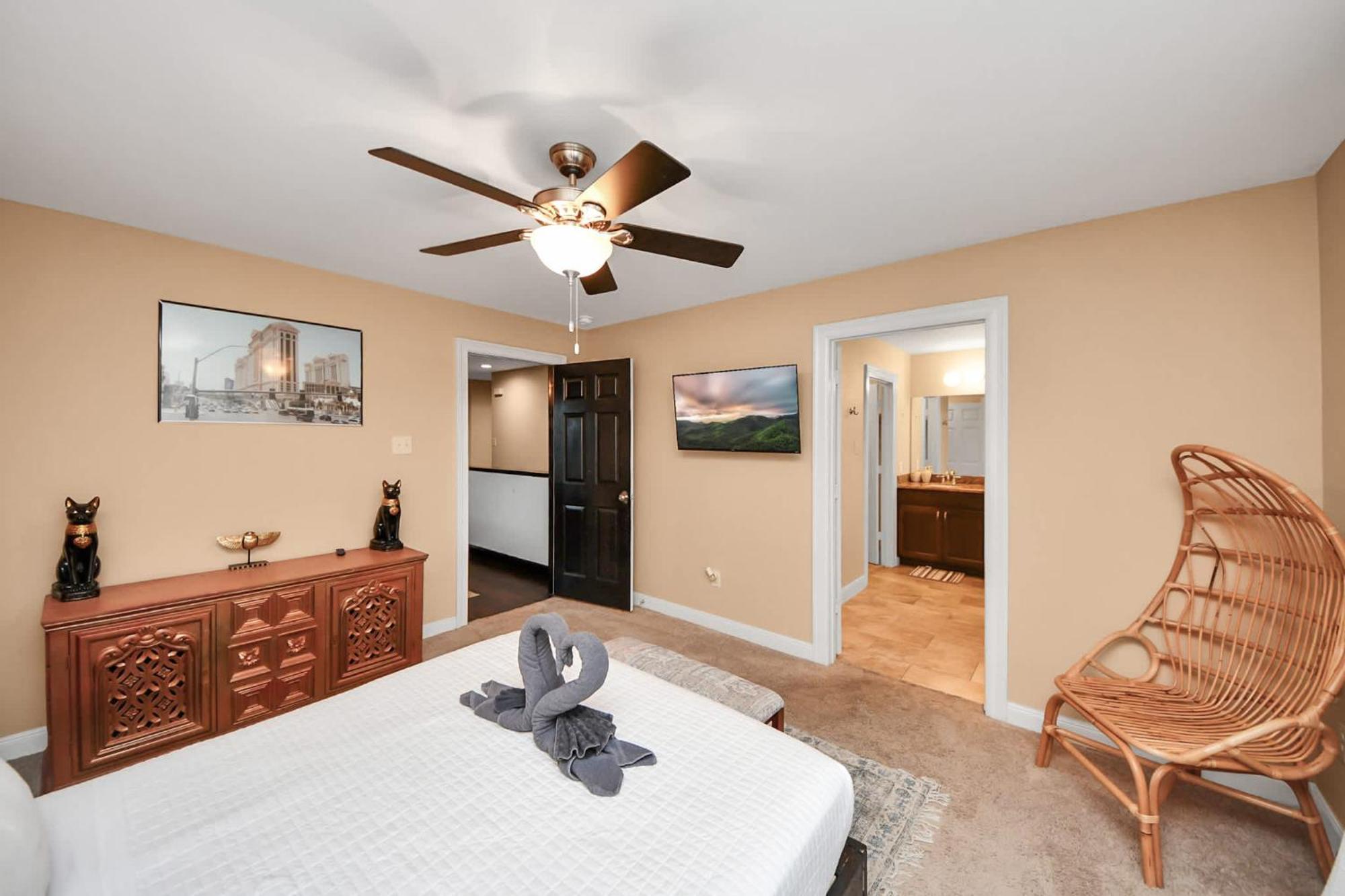 Vibrant Vegas Vibes - Hot Tub & Games - Perfect 4 Family & Groups Holiday home *