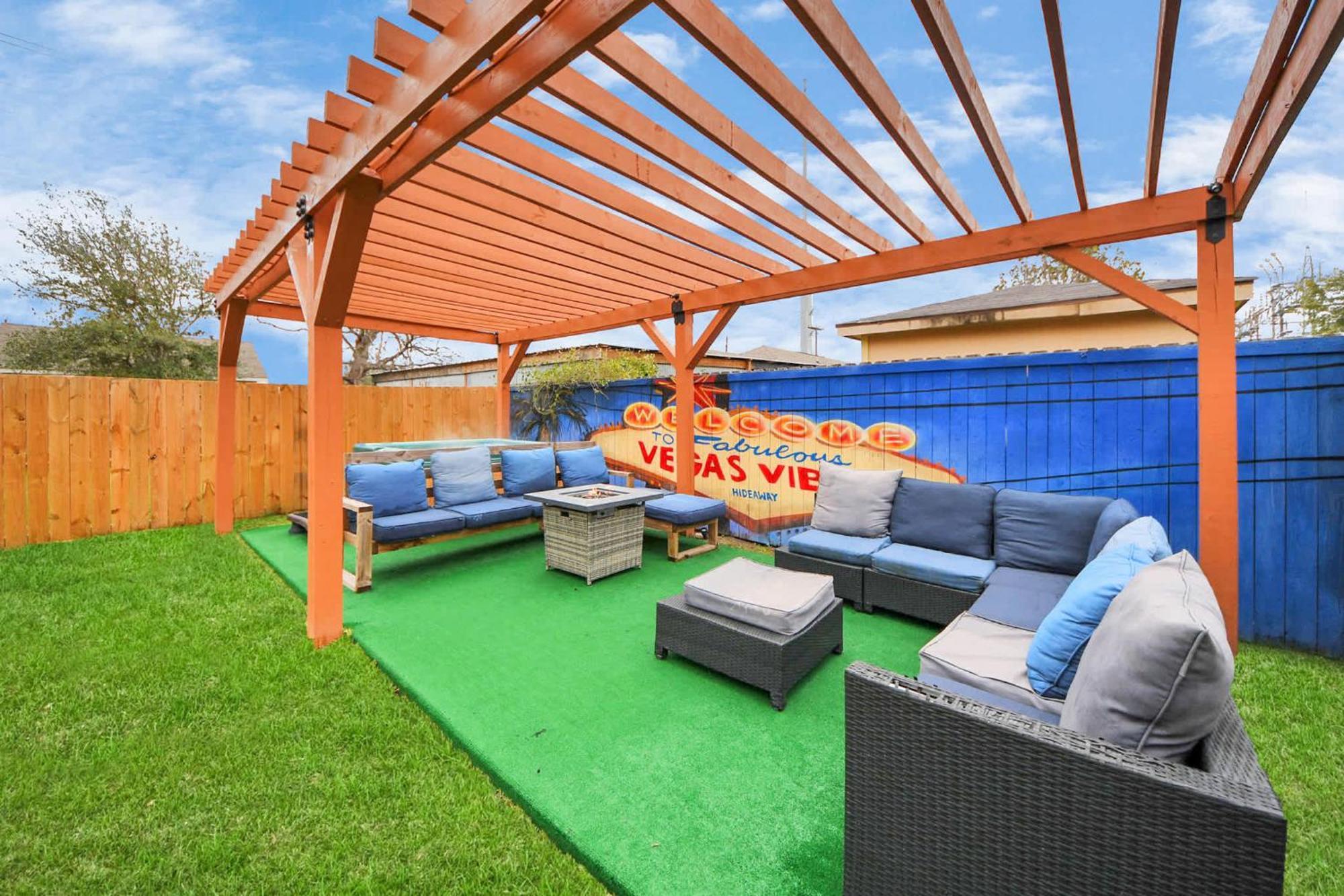 Vibrant Vegas Vibes - Hot Tub & Games - Perfect 4 Family & Groups Holiday home Houston