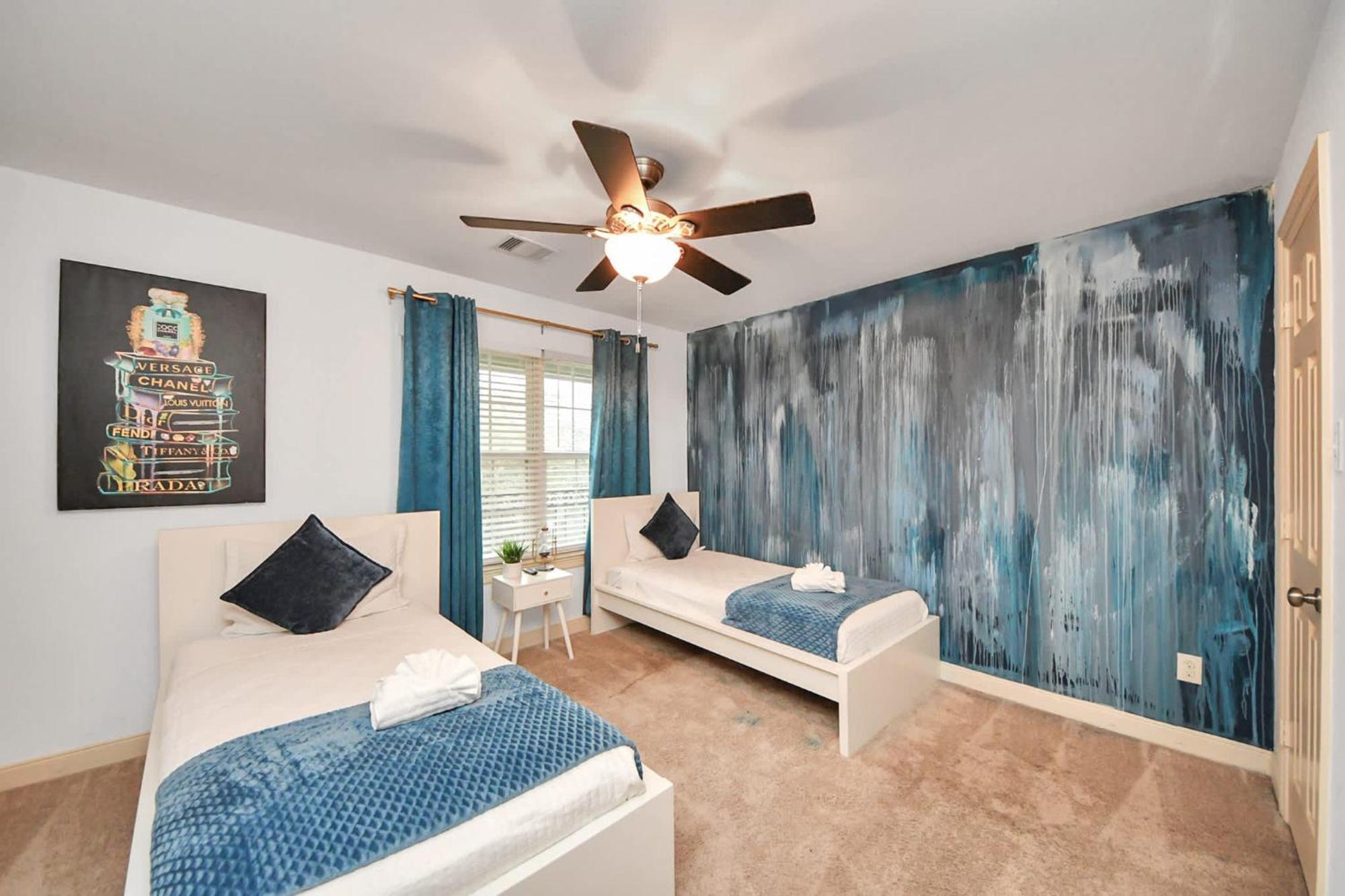 Vibrant Vegas Vibes - Hot Tub & Games - Perfect 4 Family & Groups *