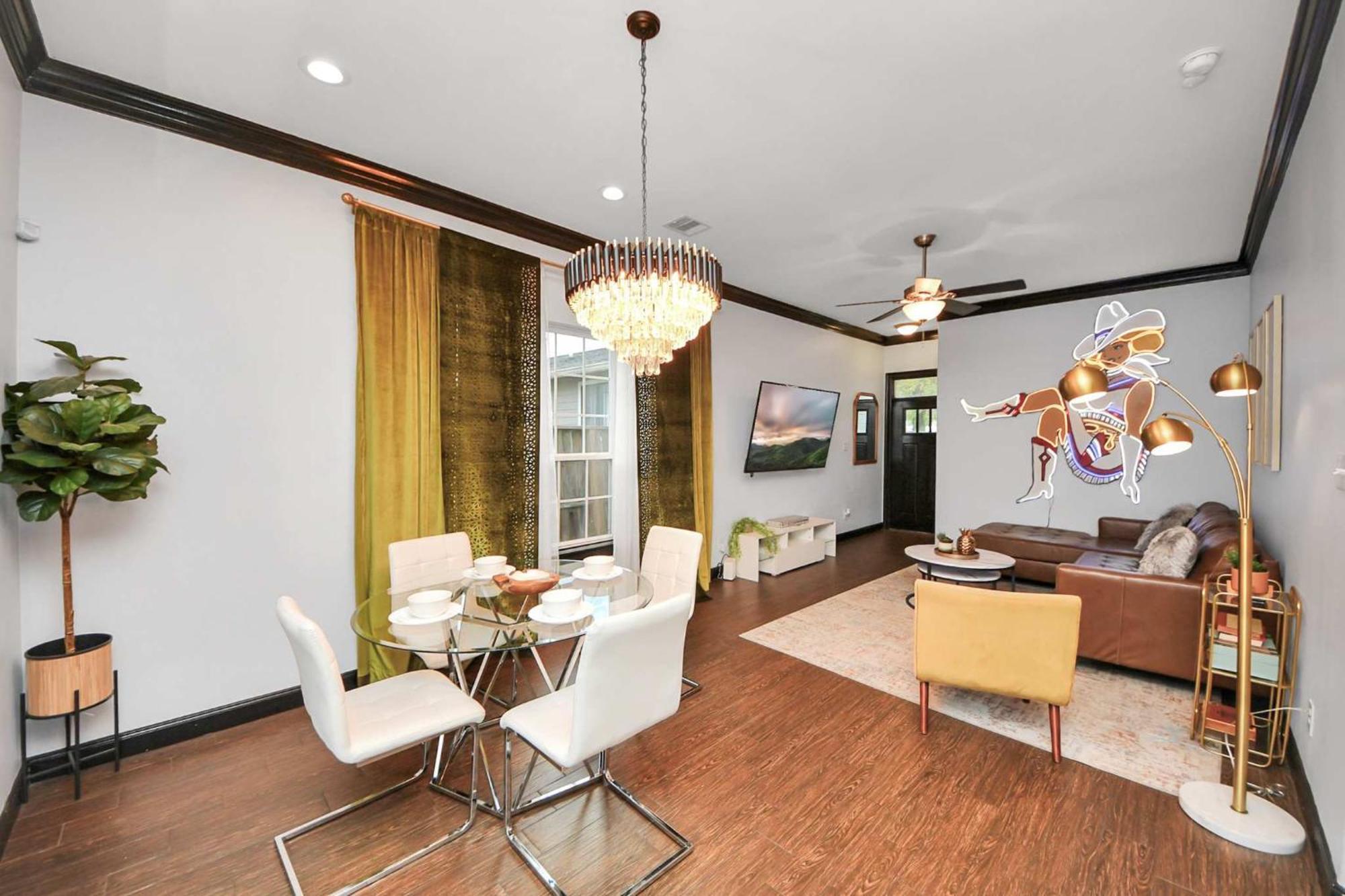 Vibrant Vegas Vibes - Hot Tub & Games - Perfect 4 Family & Groups Holiday home