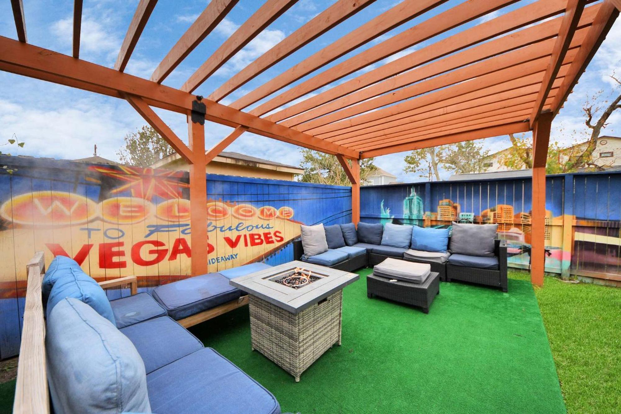 Vibrant Vegas Vibes - Hot Tub & Games - Perfect 4 Family & Groups Houston