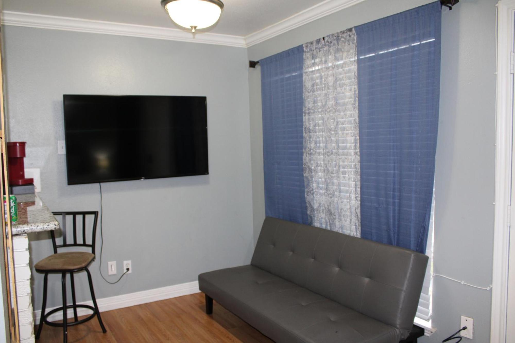 Blue Shark *e10* @ Midtown Vibrant King Apartment *