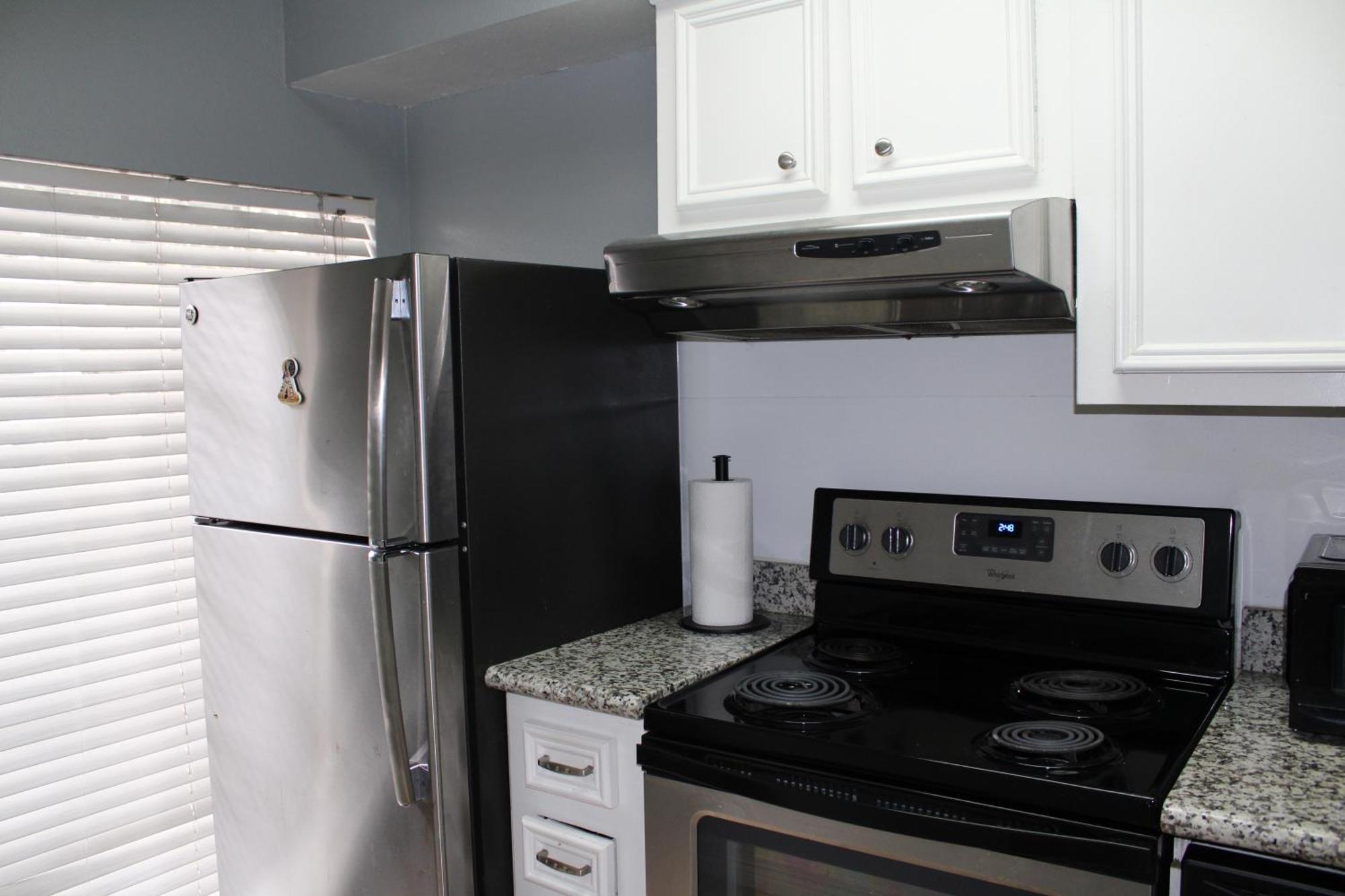Apartment Blue Shark *e10* @ Midtown Vibrant King Houston