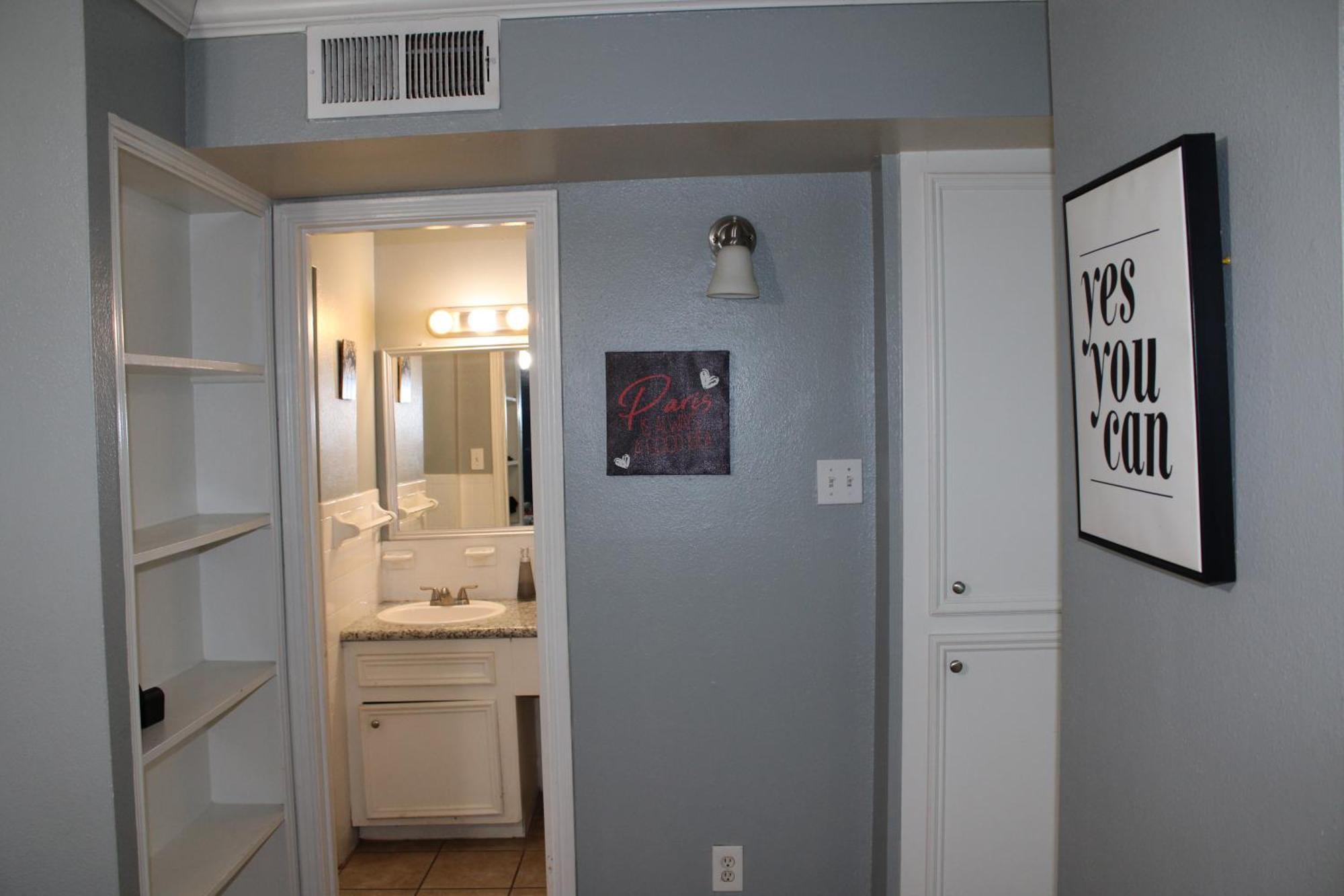 Blue Shark *e10* @ Midtown Vibrant King Apartment Houston