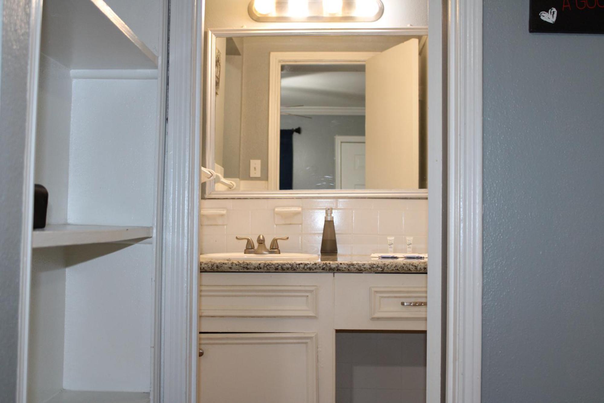 Blue Shark *e10* @ Midtown Vibrant King Apartment