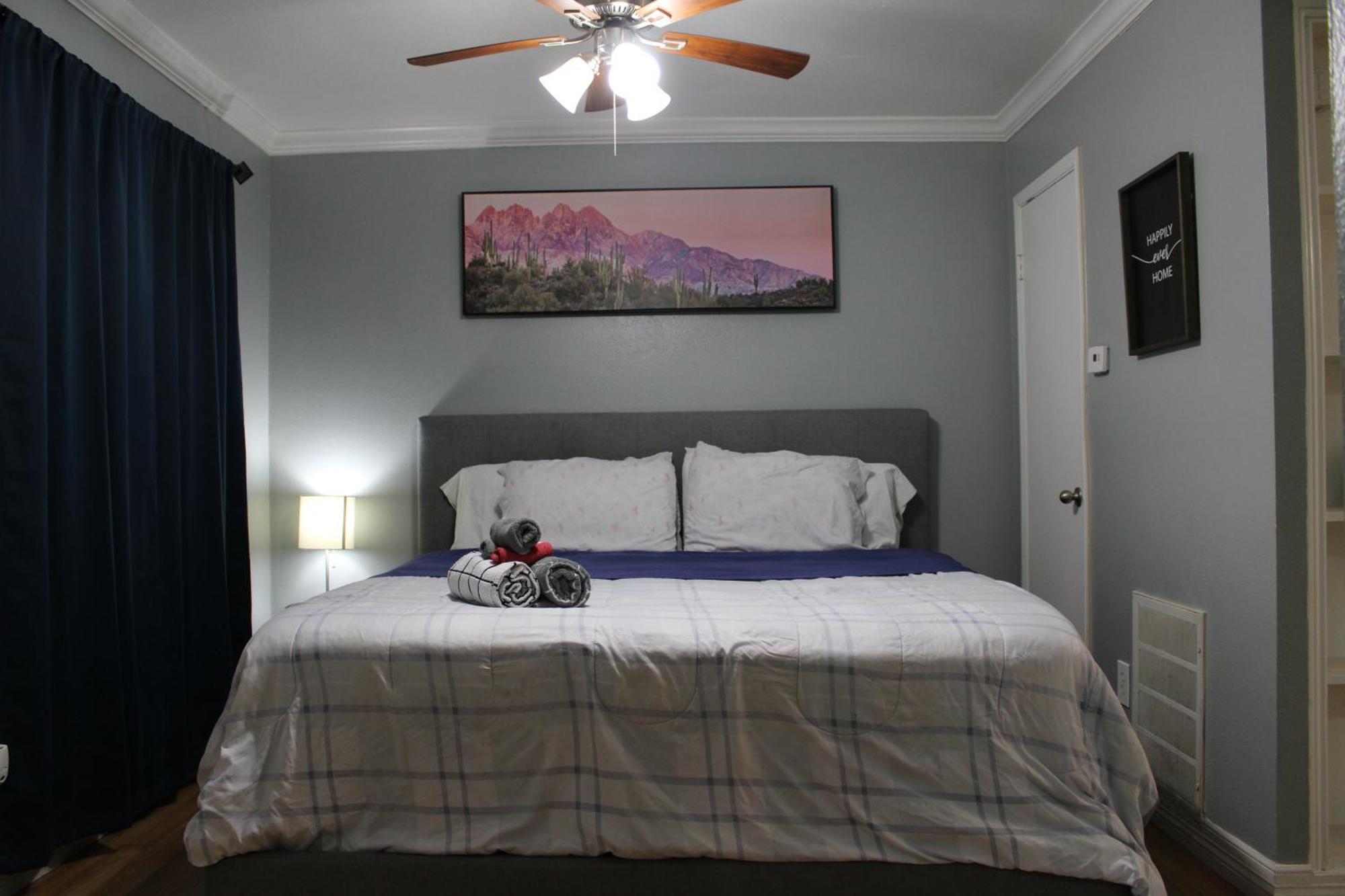 Blue Shark *e10* @ Midtown Vibrant King Apartment *