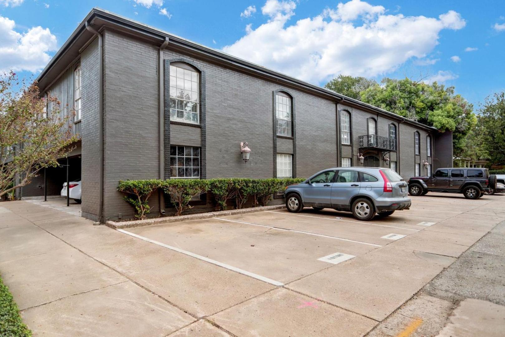 Blue Shark *e10* @ Midtown Vibrant King Apartment Houston