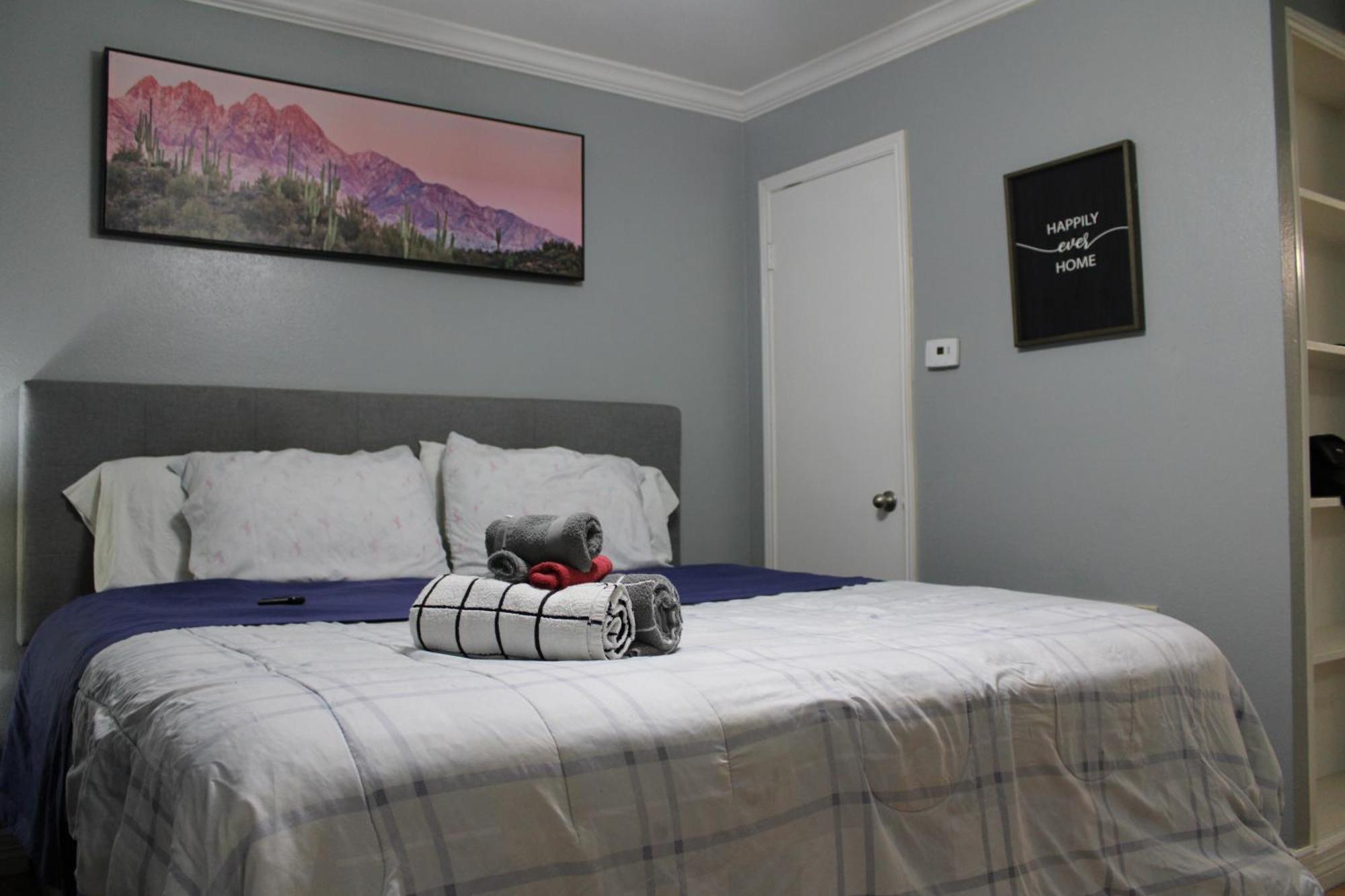 Apartment Blue Shark *e10* @ Midtown Vibrant King Houston