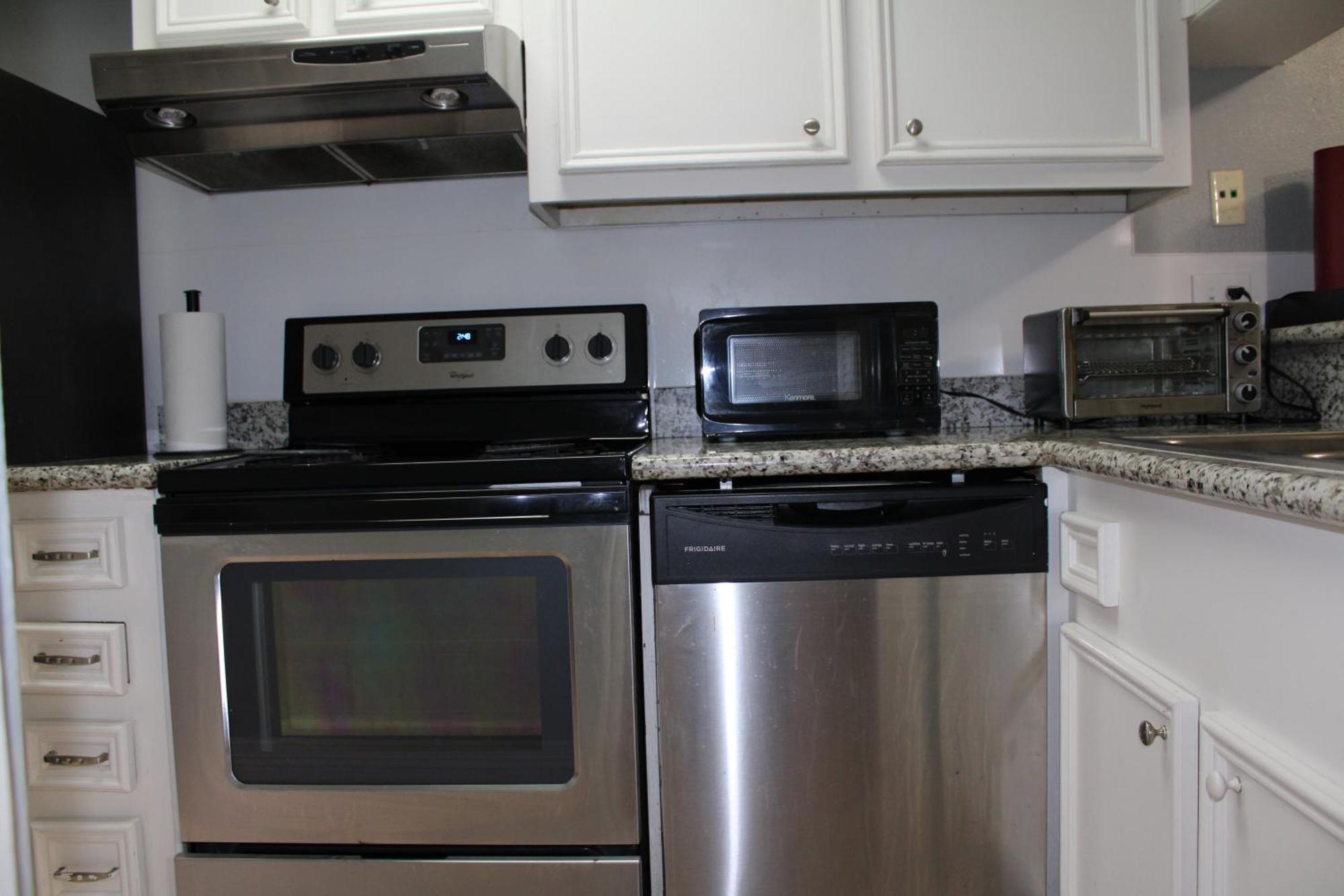 Blue Shark *e10* @ Midtown Vibrant King Apartment *