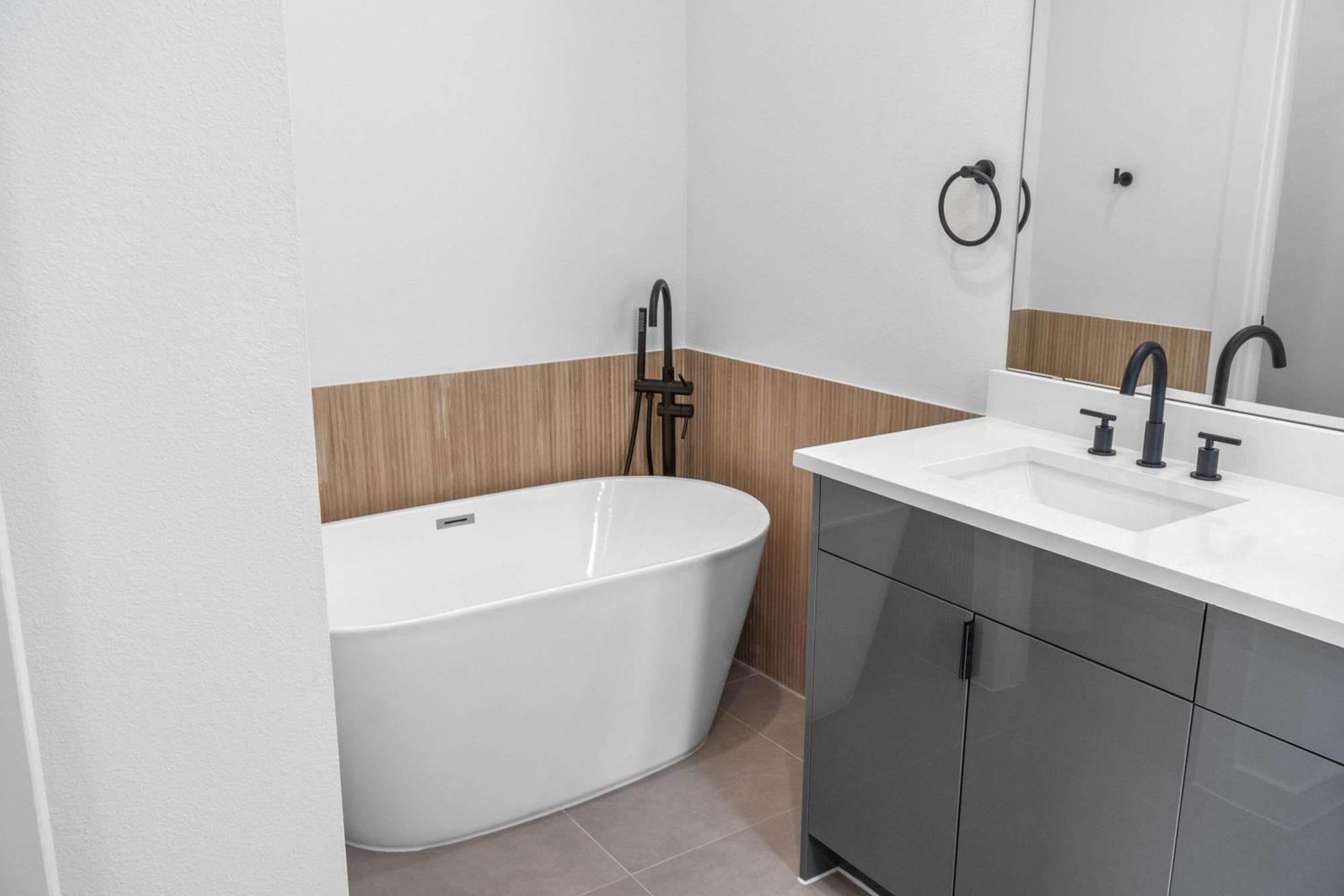Spacious 3bd With Pool I Near Hotspots I Sleeps 12 *