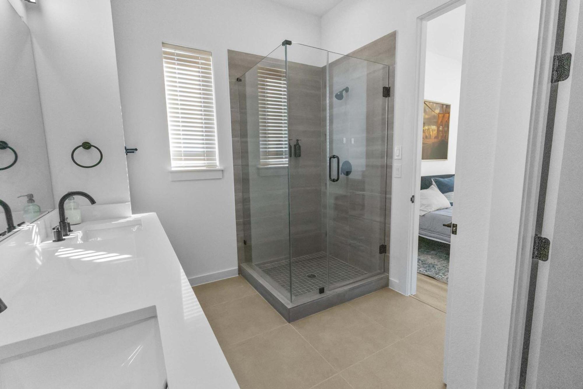 Spacious 3bd With Pool I Near Hotspots I Sleeps 12 *