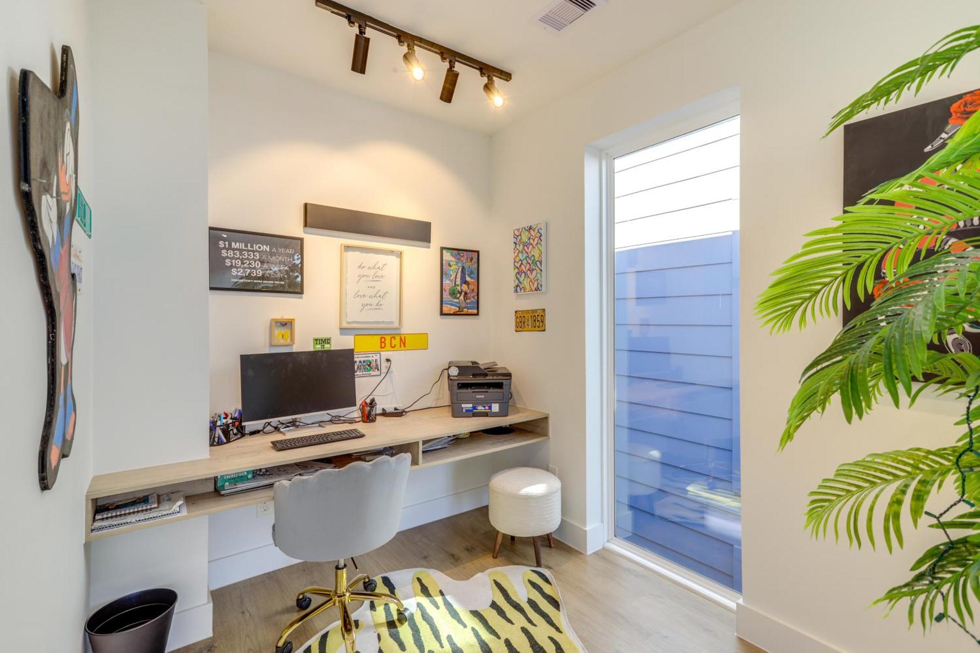 Holiday home 3 Mi To Dtwn Modern Townhome With Yard In *