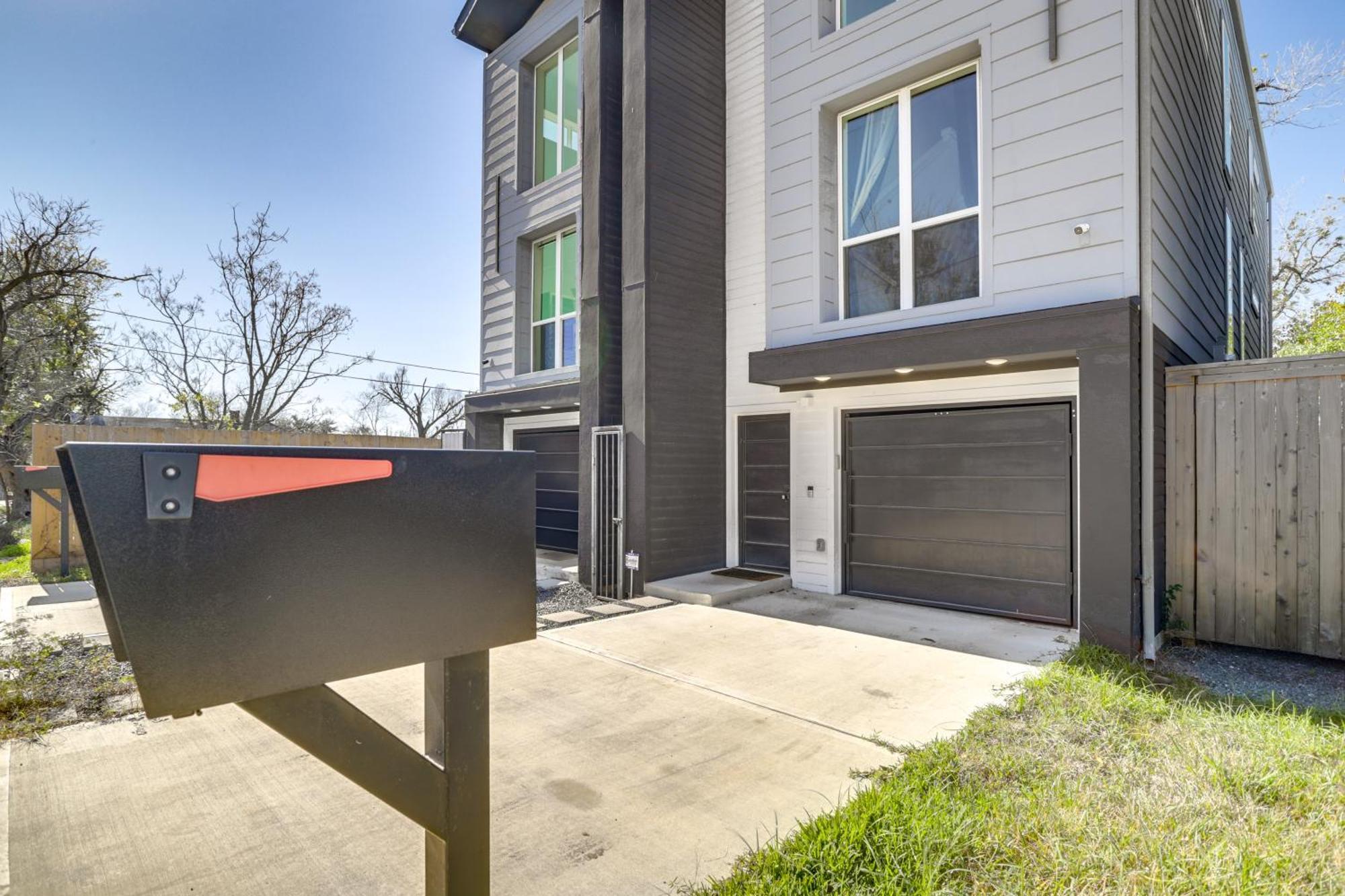 3 Mi To Dtwn Modern Townhome With Yard In Holiday home Houston