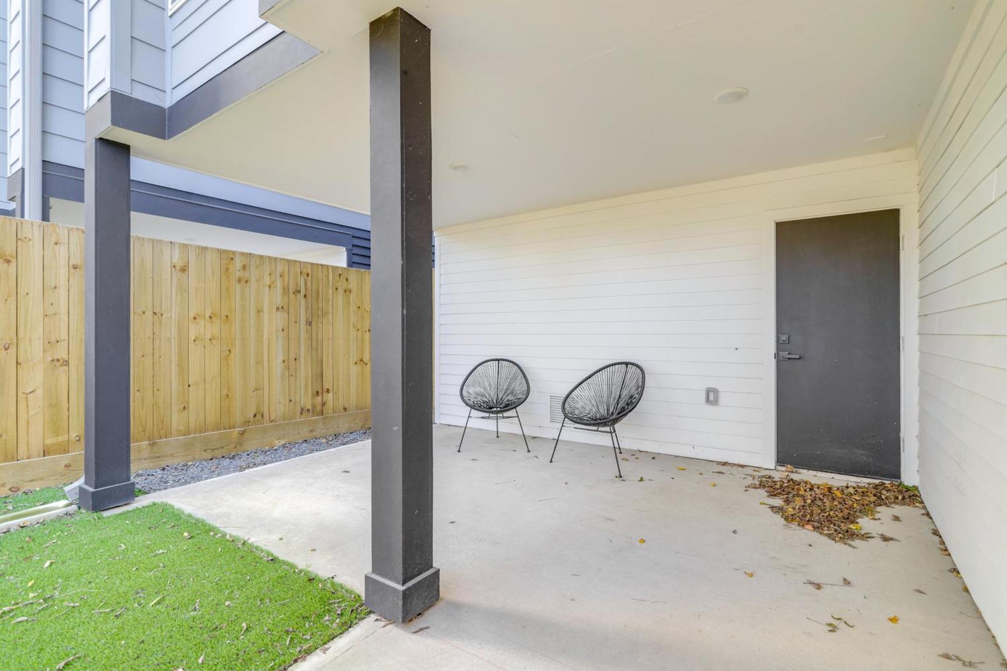 Holiday home 3 Mi To Dtwn Modern Townhome With Yard In *