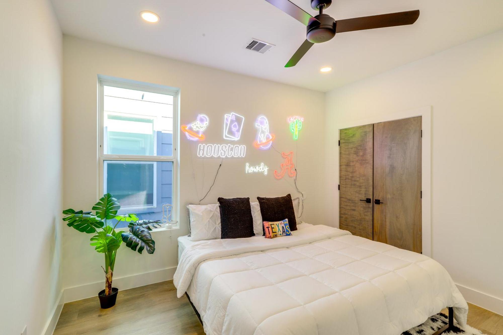 3 Mi To Dtwn Modern Townhome With Yard In Holiday home Houston