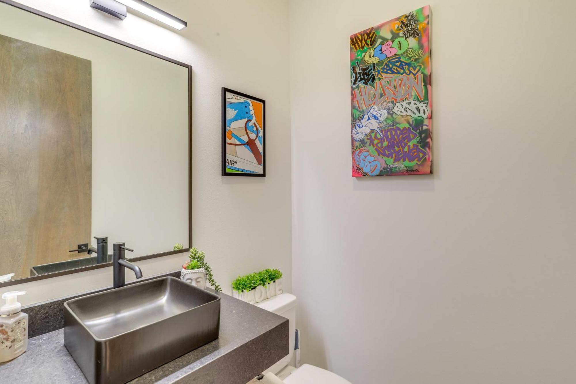 3 Mi To Dtwn Modern Townhome With Yard In Holiday home