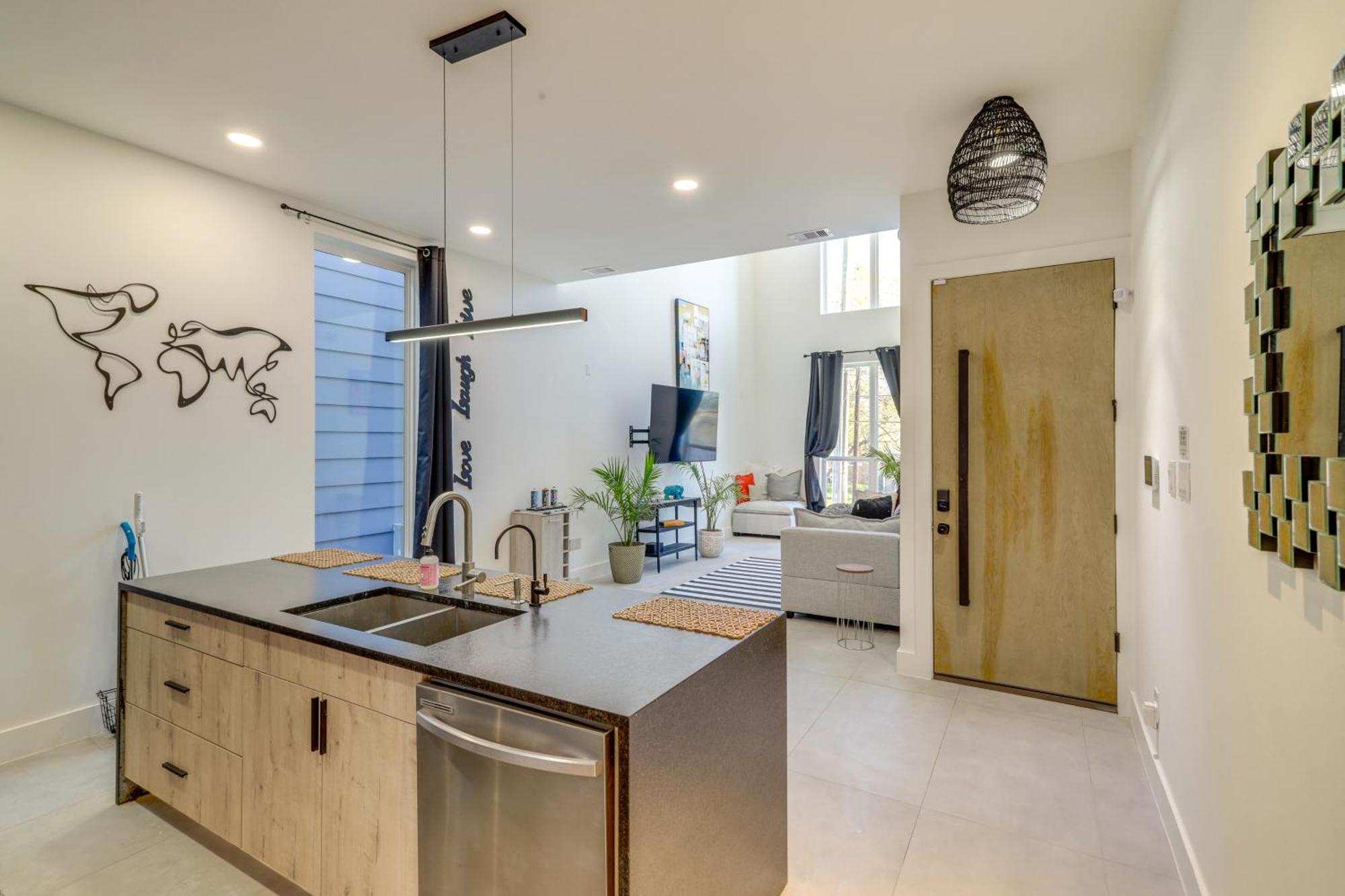 3 Mi To Dtwn Modern Townhome With Yard In Houston