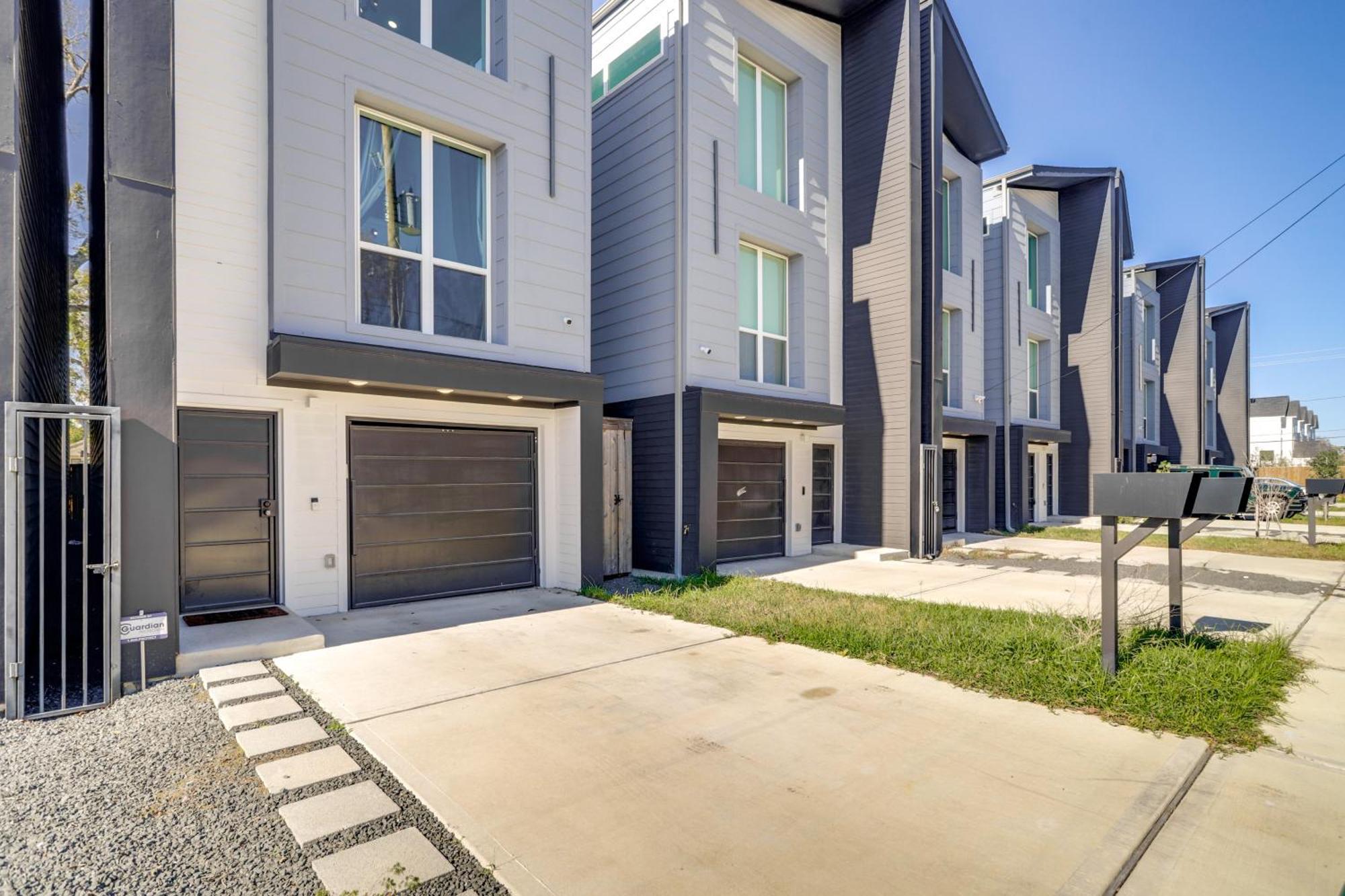 Holiday home 3 Mi To Dtwn Modern Townhome With Yard In *