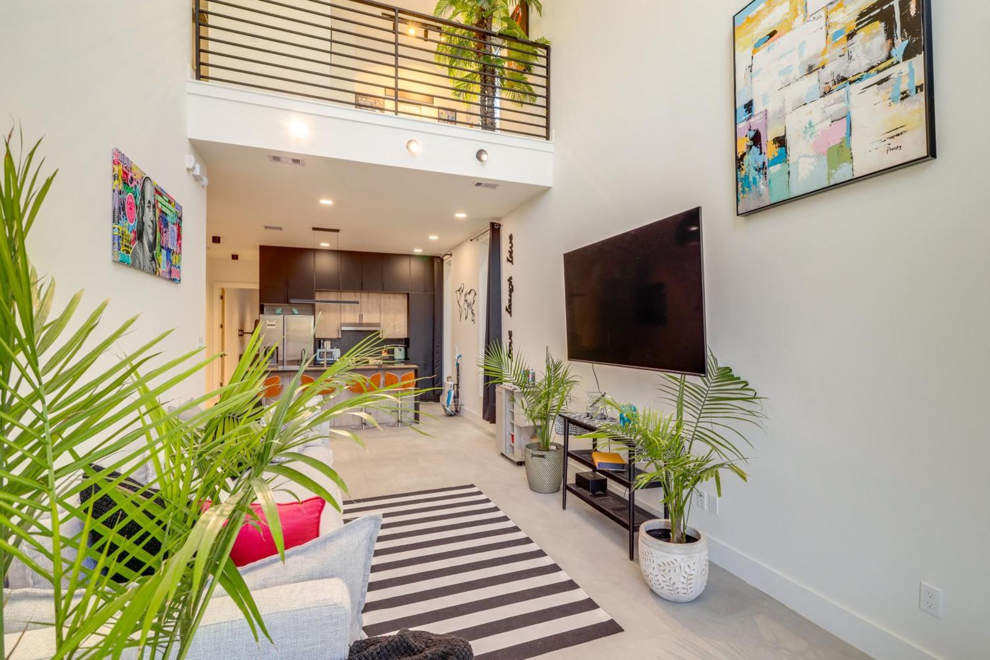 Holiday home 3 Mi To Dtwn Modern Townhome With Yard In *