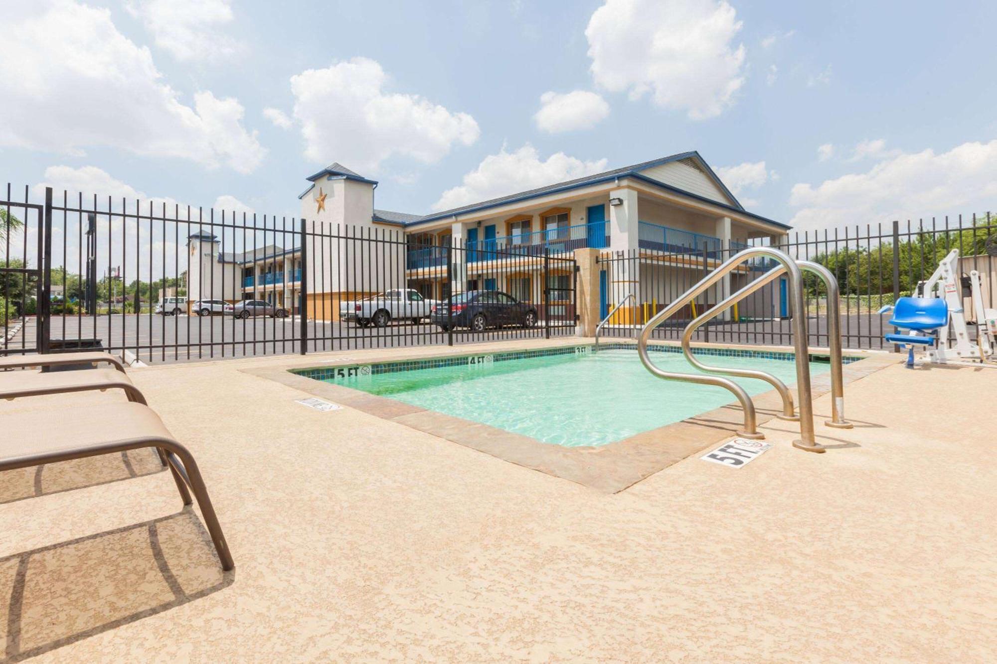 Hotel Days By Wyndham East 2*