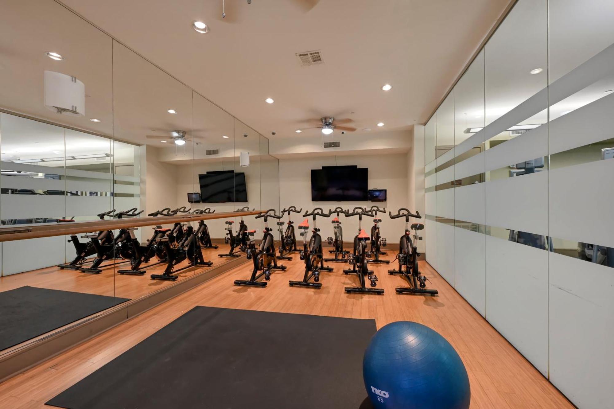 Apartment - Walk To Nrg Stadium, Relax By The Pool, And More! Houston