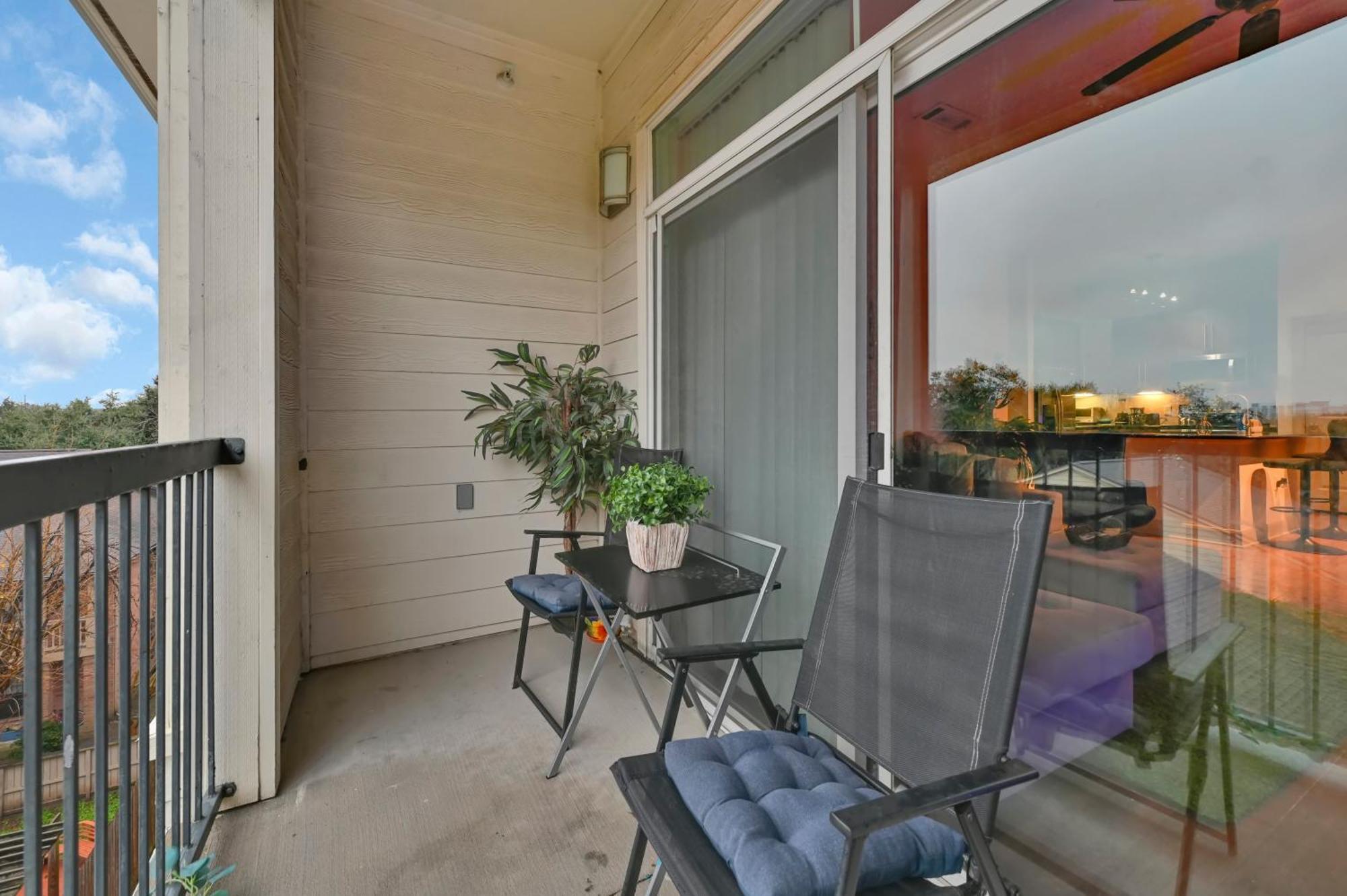 - Walk To Nrg Stadium, Relax By The Pool, And More! Apartment Houston