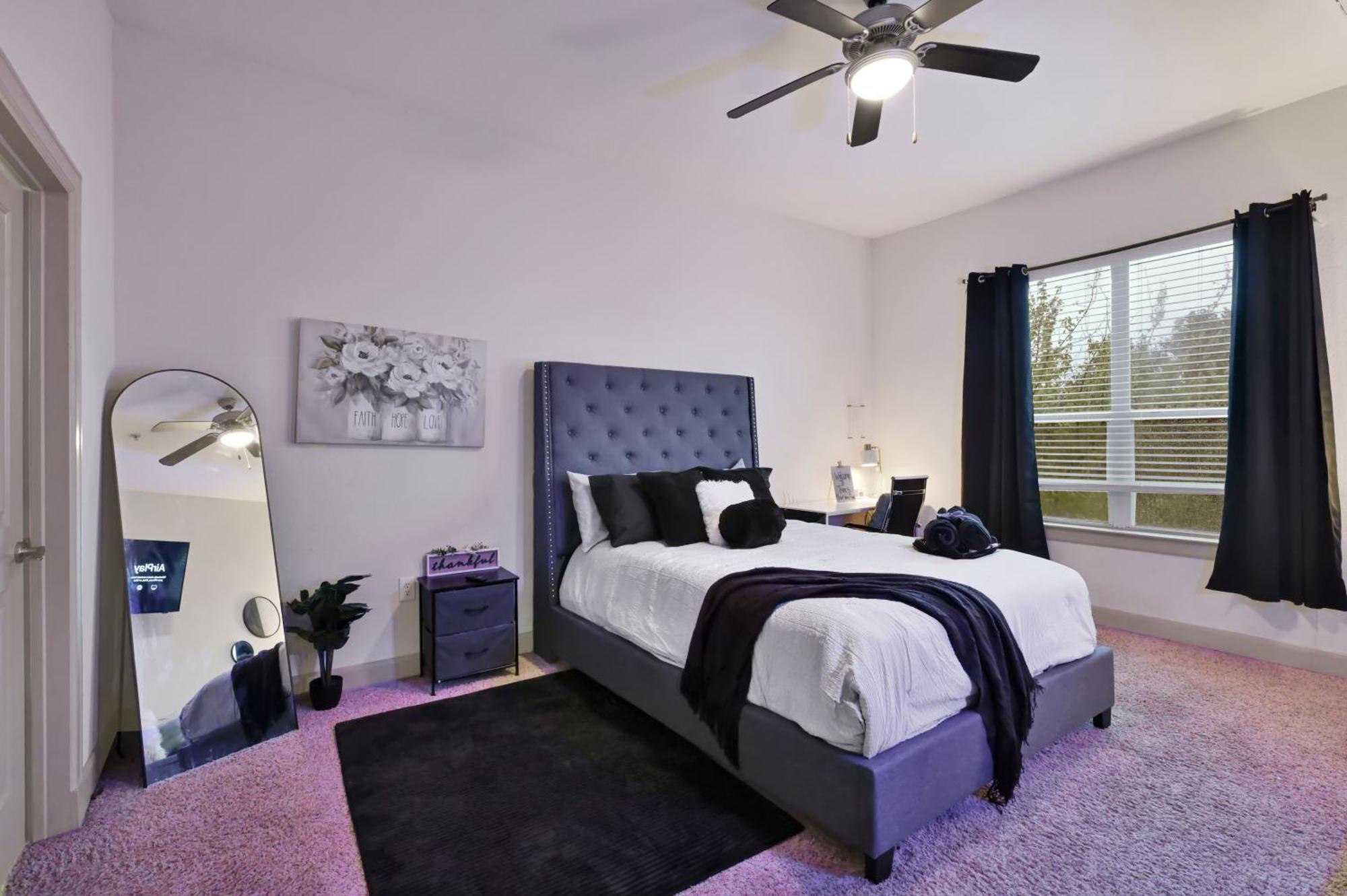 - Walk To Nrg Stadium, Relax By The Pool, And More! Apartment *
