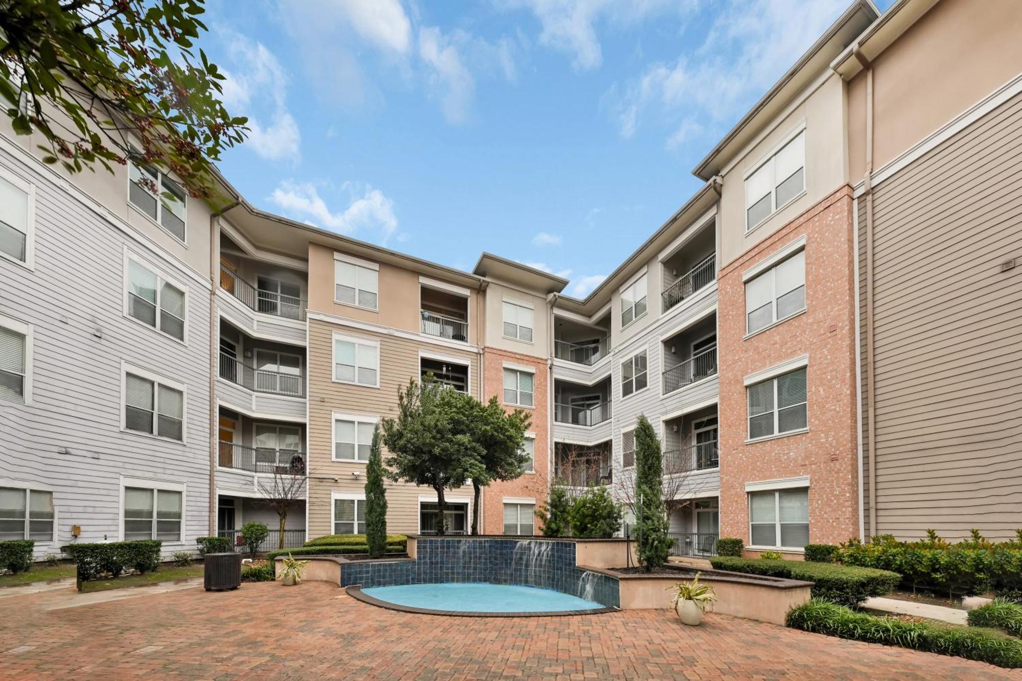 - Walk To Nrg Stadium, Relax By The Pool, And More!