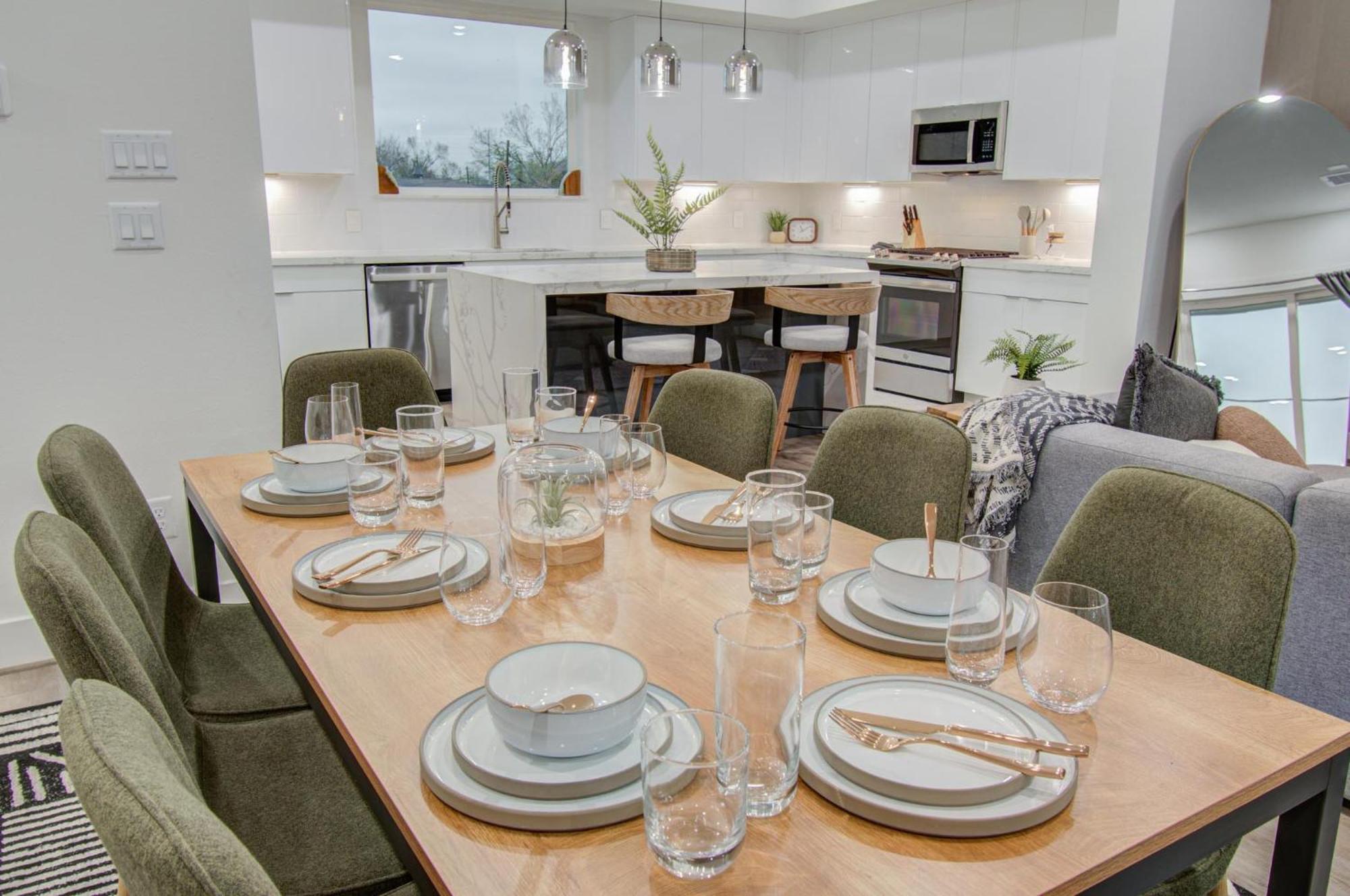 Eco-chic Modern, King Bed, 3br, 10 Min To Nrg, Dntwn & Med Center, Inquire For Dscnt Holiday home *
