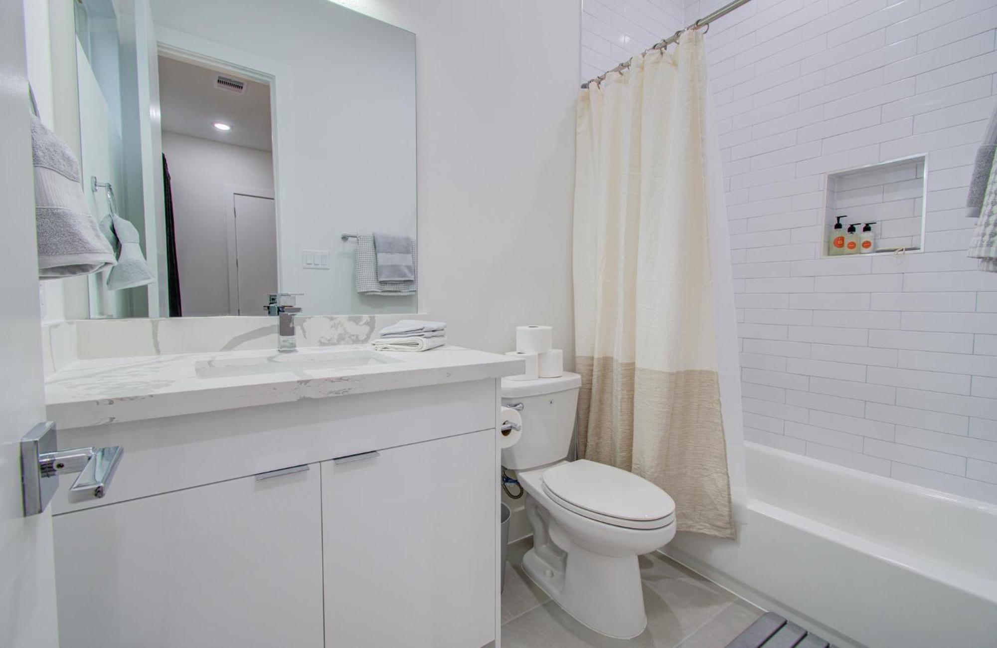Eco-chic Modern, King Bed, 3br, 10 Min To Nrg, Dntwn & Med Center, Inquire For Dscnt *
