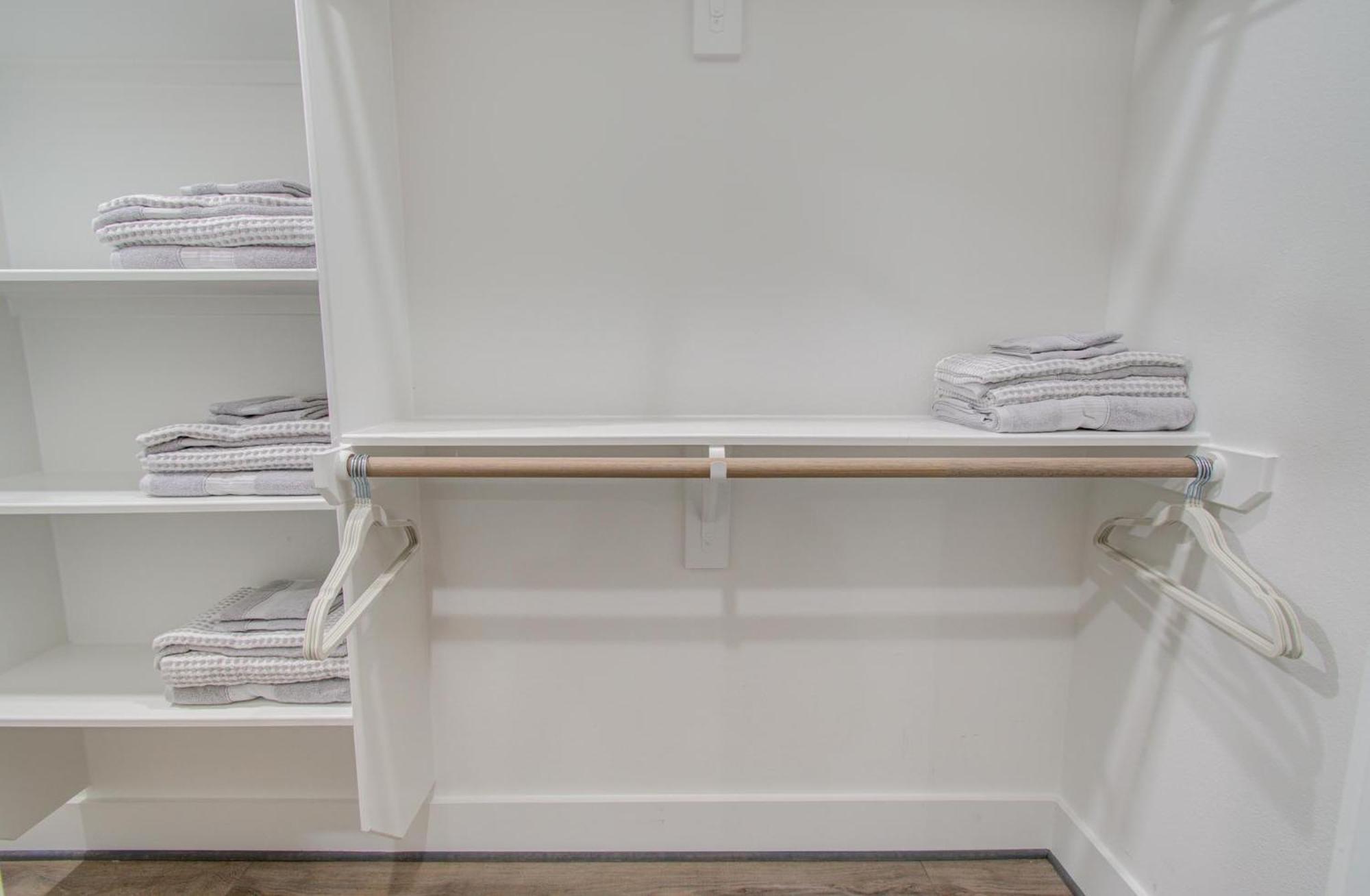 Eco-chic Modern, King Bed, 3br, 10 Min To Nrg, Dntwn & Med Center, Inquire For Dscnt Houston