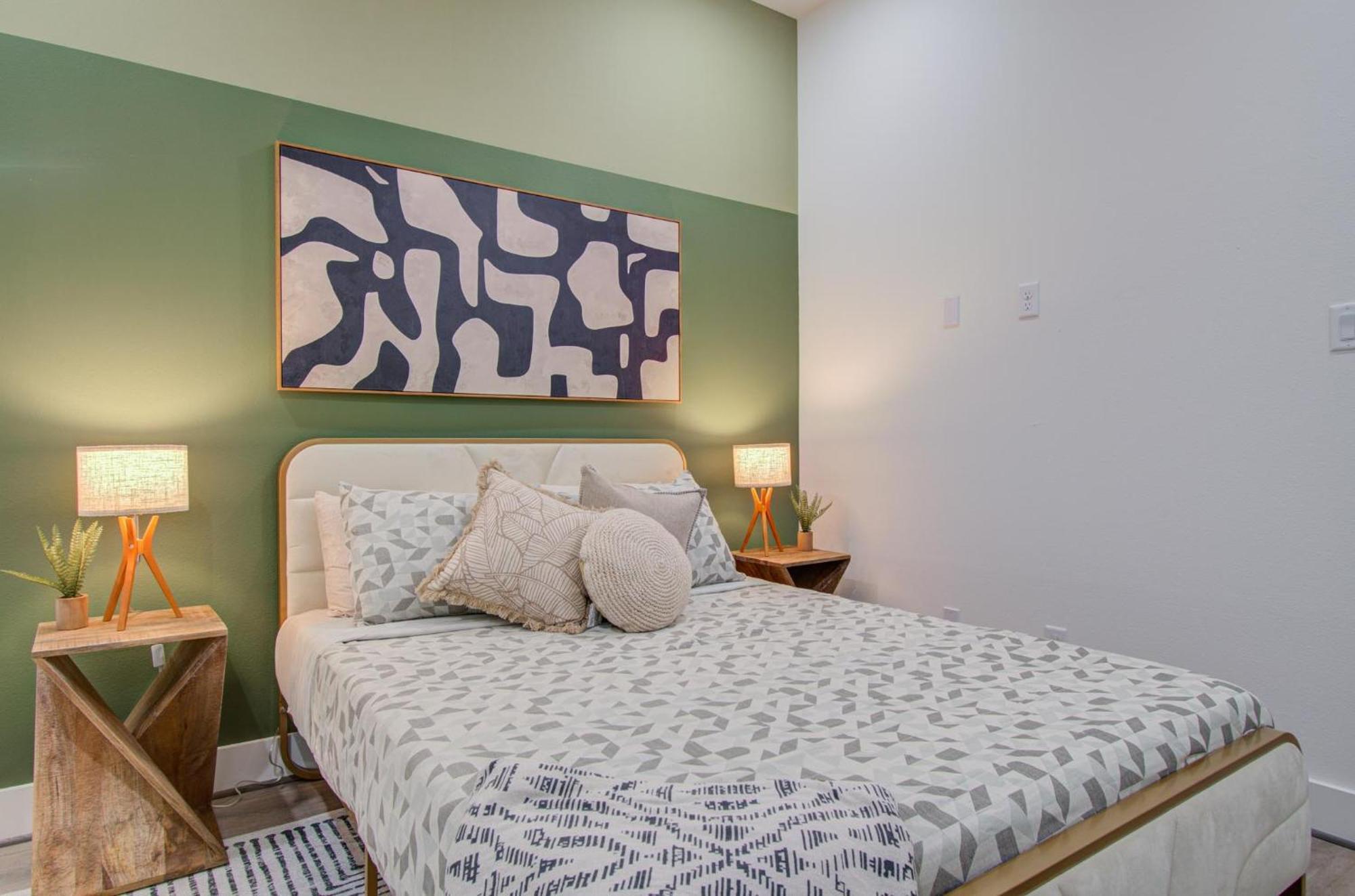 Eco-chic Modern, King Bed, 3br, 10 Min To Nrg, Dntwn & Med Center, Inquire For Dscnt Holiday home Houston