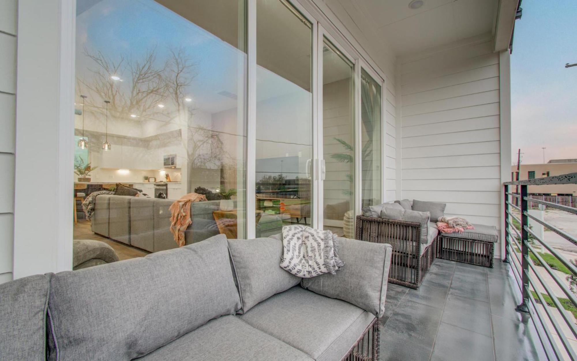 Eco-chic Modern, King Bed, 3br, 10 Min To Nrg, Dntwn & Med Center, Inquire For Dscnt Houston