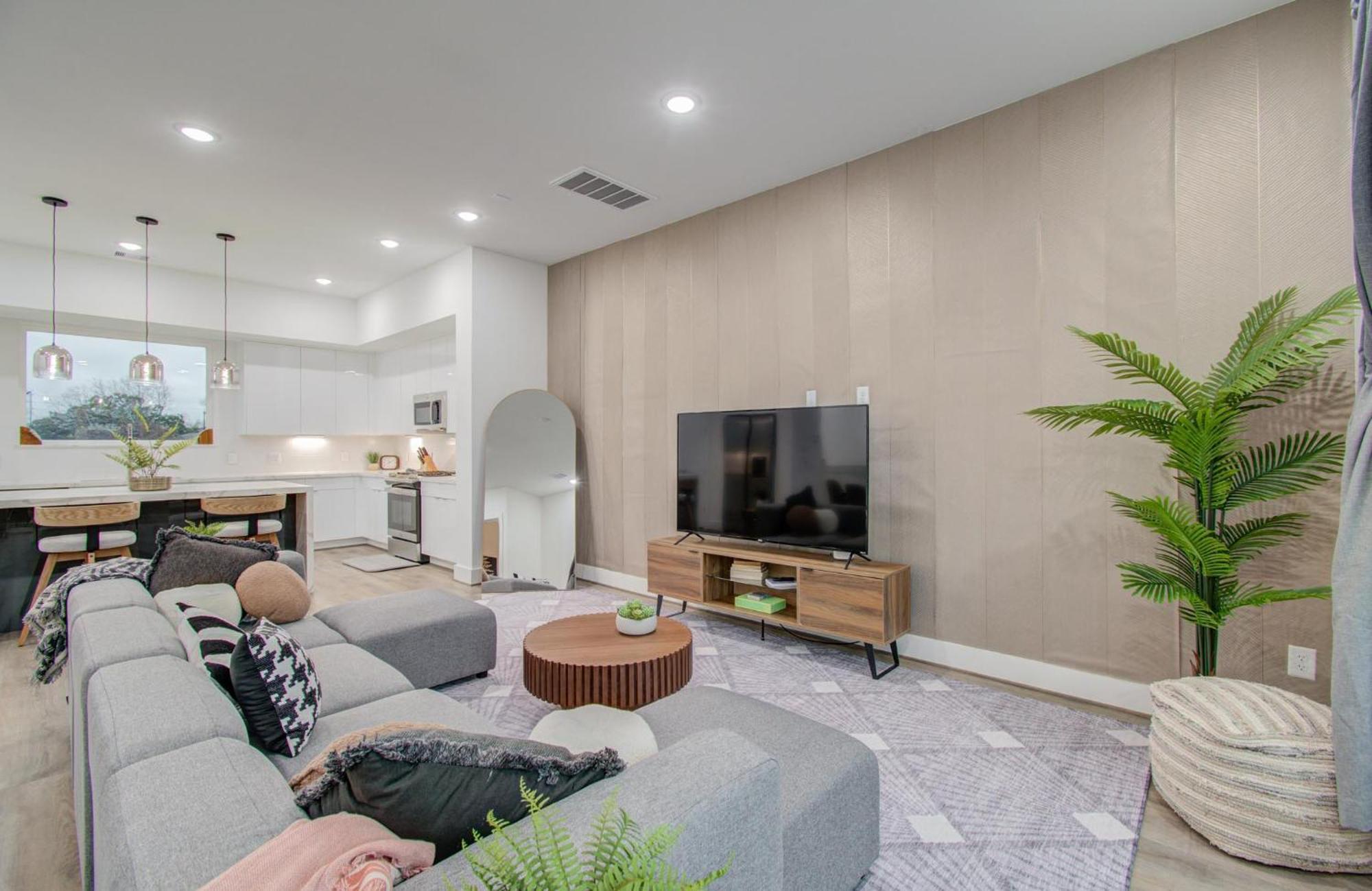 Eco-chic Modern, King Bed, 3br, 10 Min To Nrg, Dntwn & Med Center, Inquire For Dscnt Holiday home *