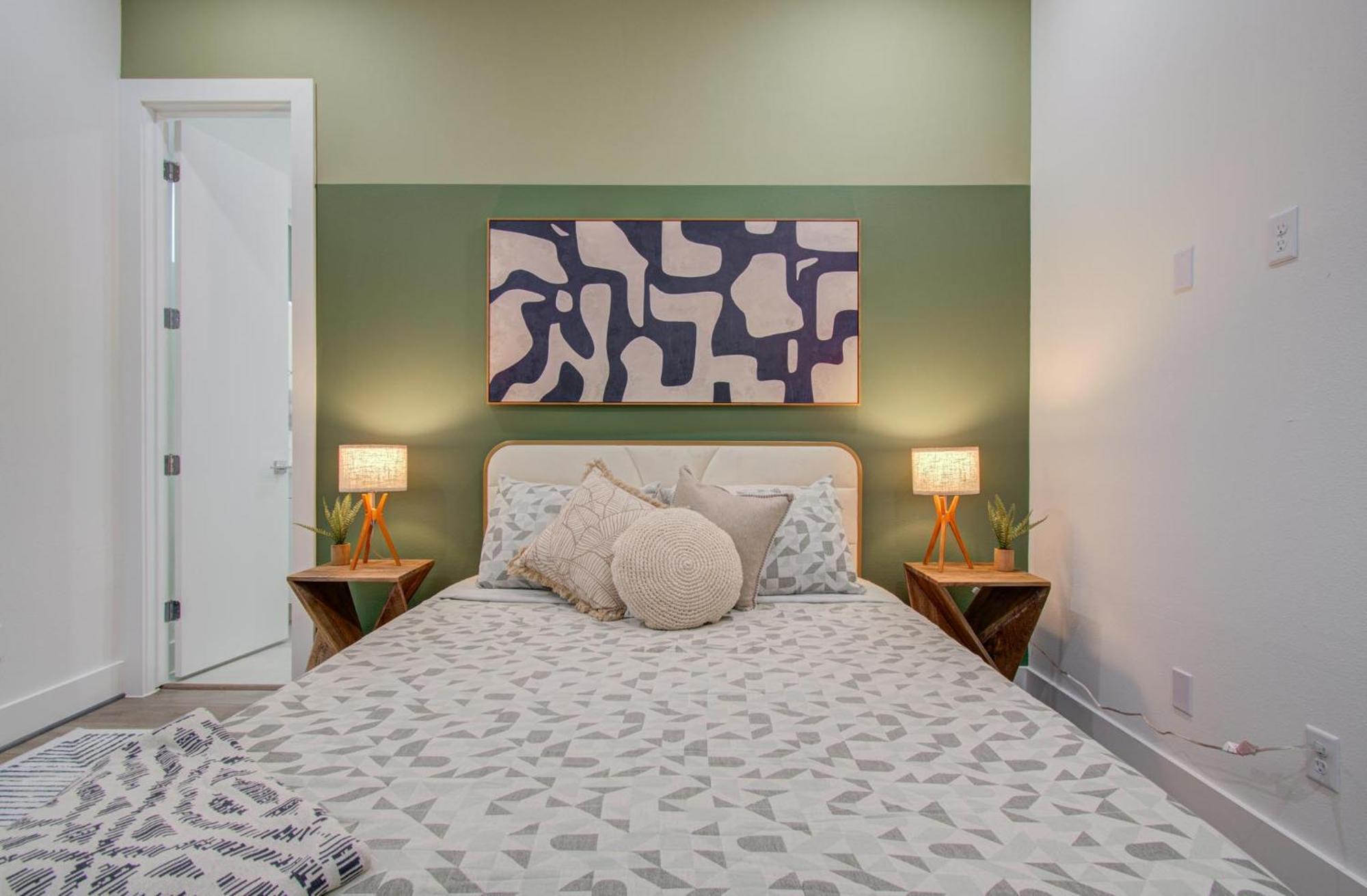 Eco-chic Modern, King Bed, 3br, 10 Min To Nrg, Dntwn & Med Center, Inquire For Dscnt * Houston
