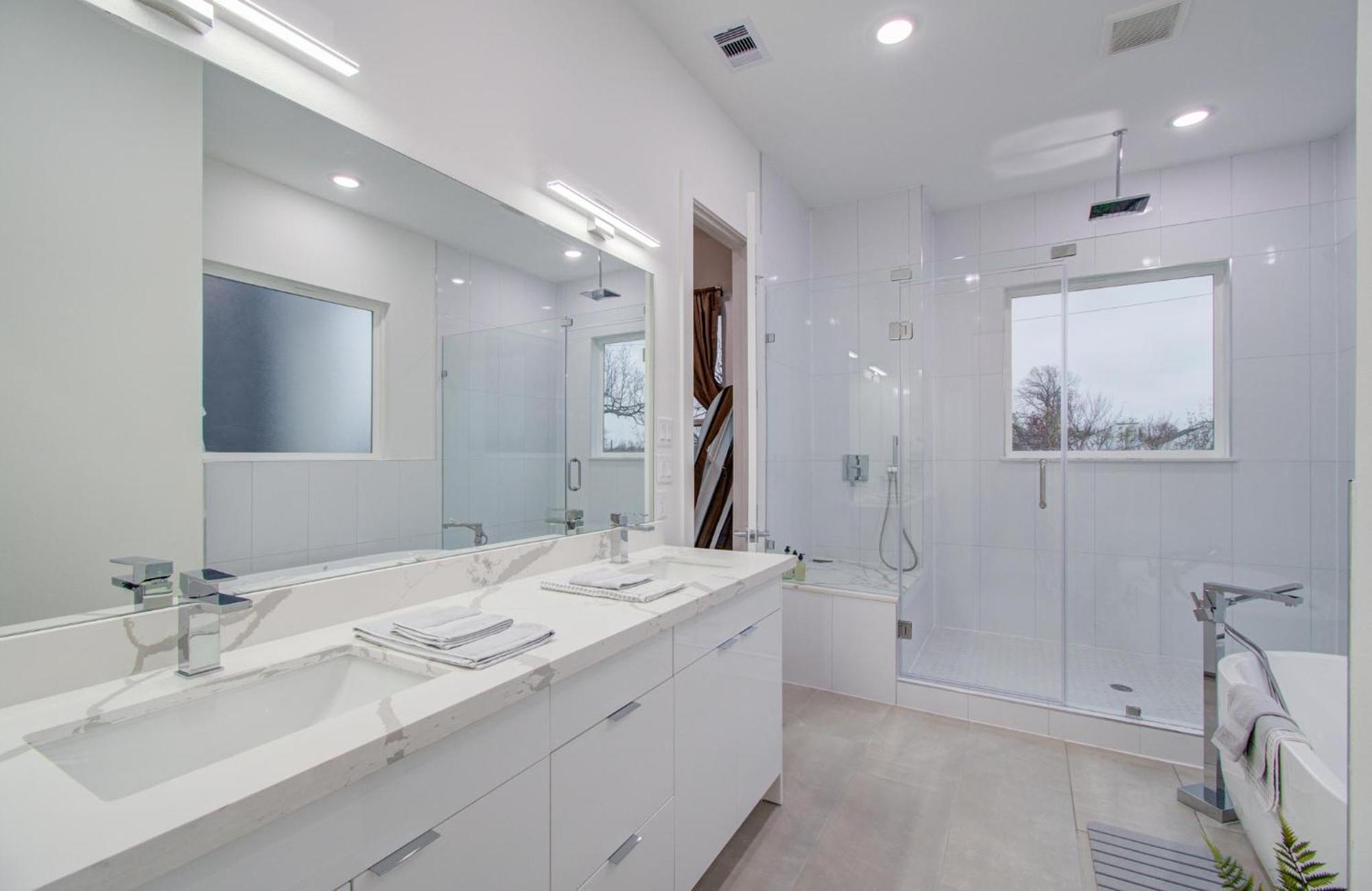 Eco-chic Modern, King Bed, 3br, 10 Min To Nrg, Dntwn & Med Center, Inquire For Dscnt Holiday home *