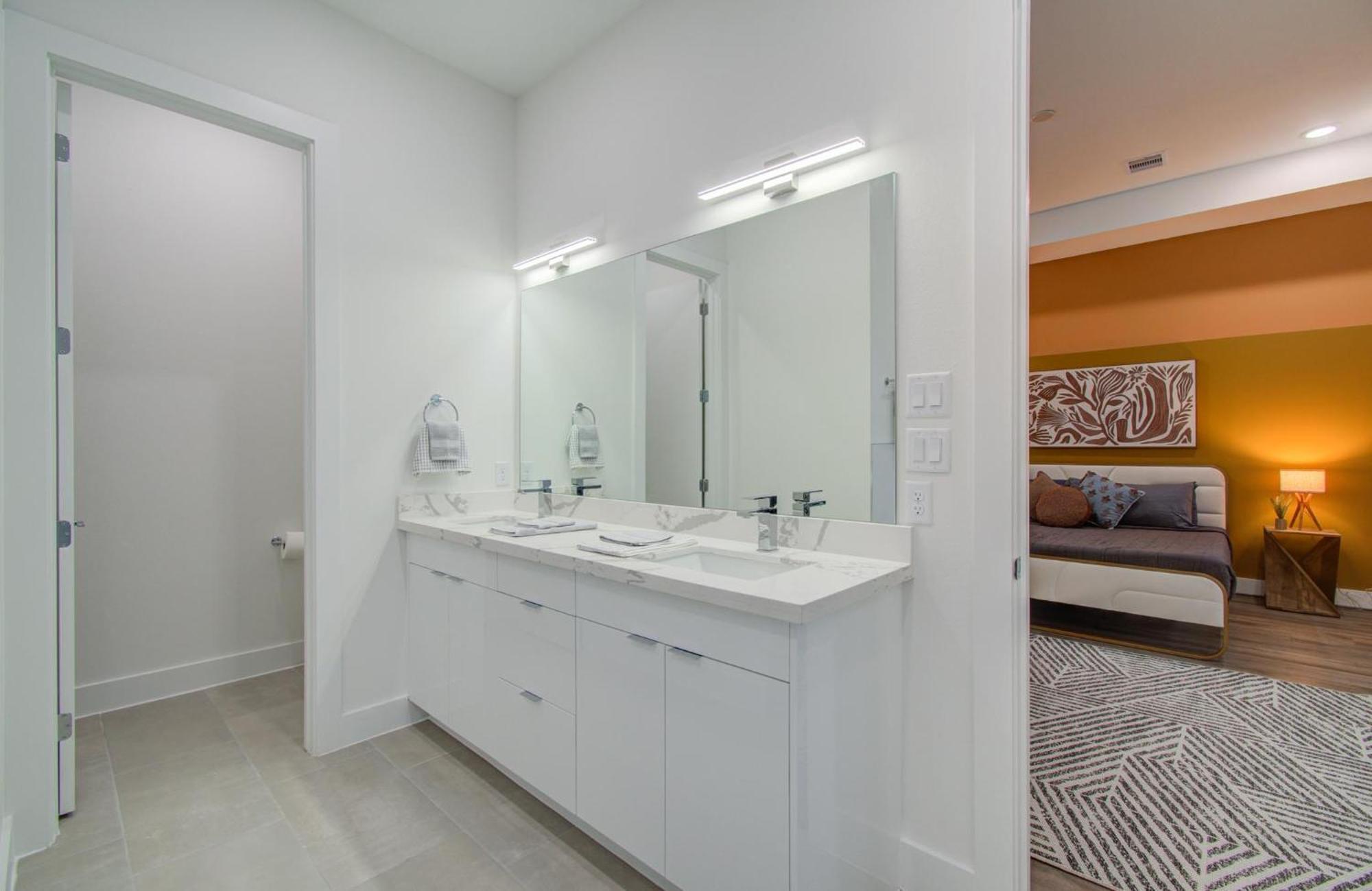 Eco-chic Modern, King Bed, 3br, 10 Min To Nrg, Dntwn & Med Center, Inquire For Dscnt Holiday home Houston