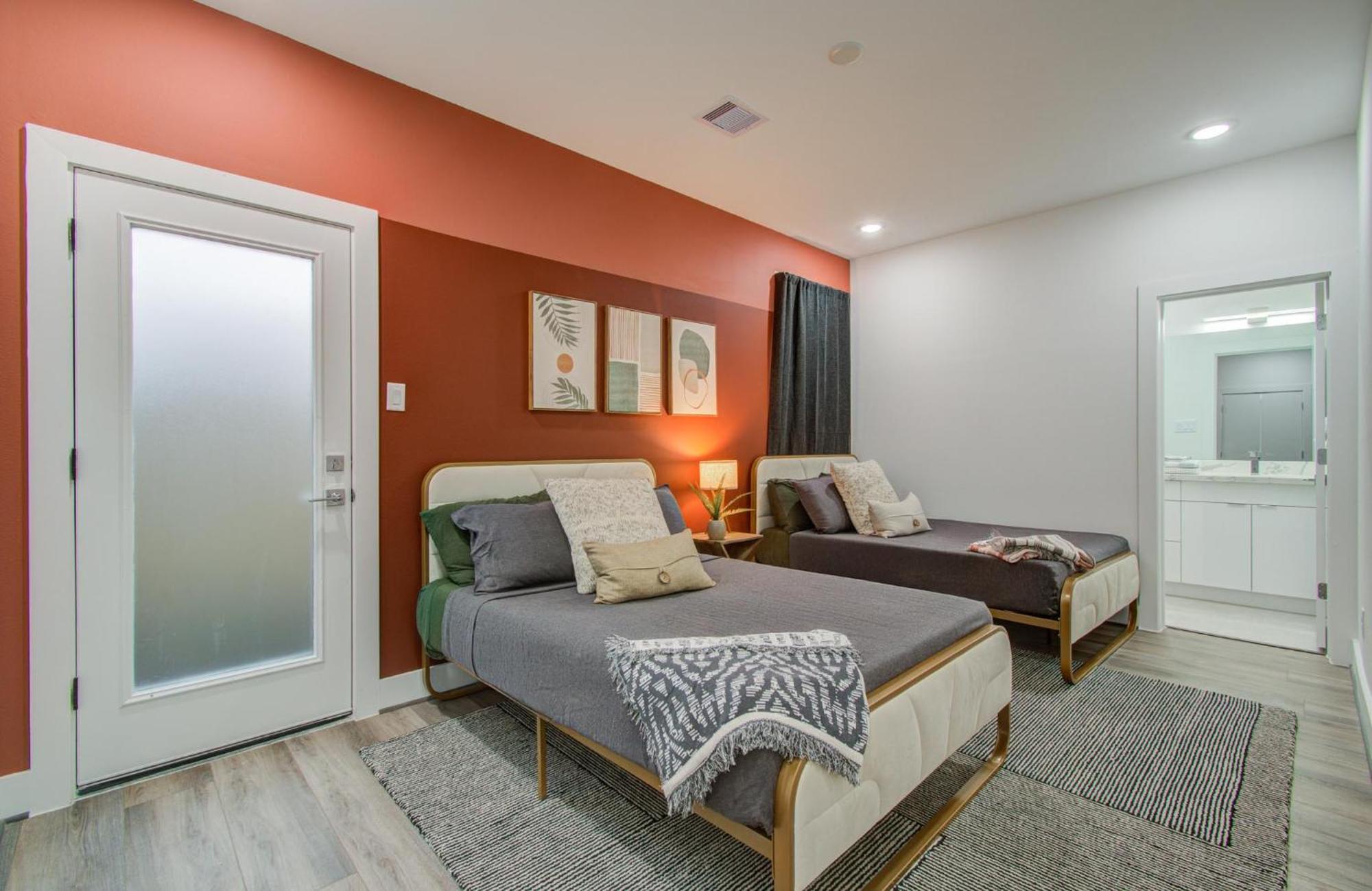 Holiday home Eco-chic Modern, King Bed, 3br, 10 Min To Nrg, Dntwn & Med Center, Inquire For Dscnt *