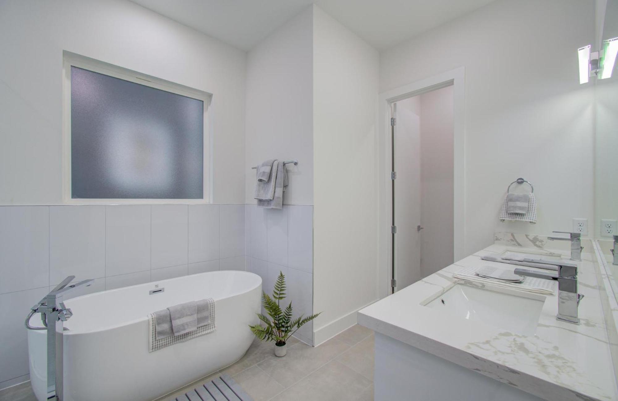Eco-chic Modern, King Bed, 3br, 10 Min To Nrg, Dntwn & Med Center, Inquire For Dscnt Holiday home Houston