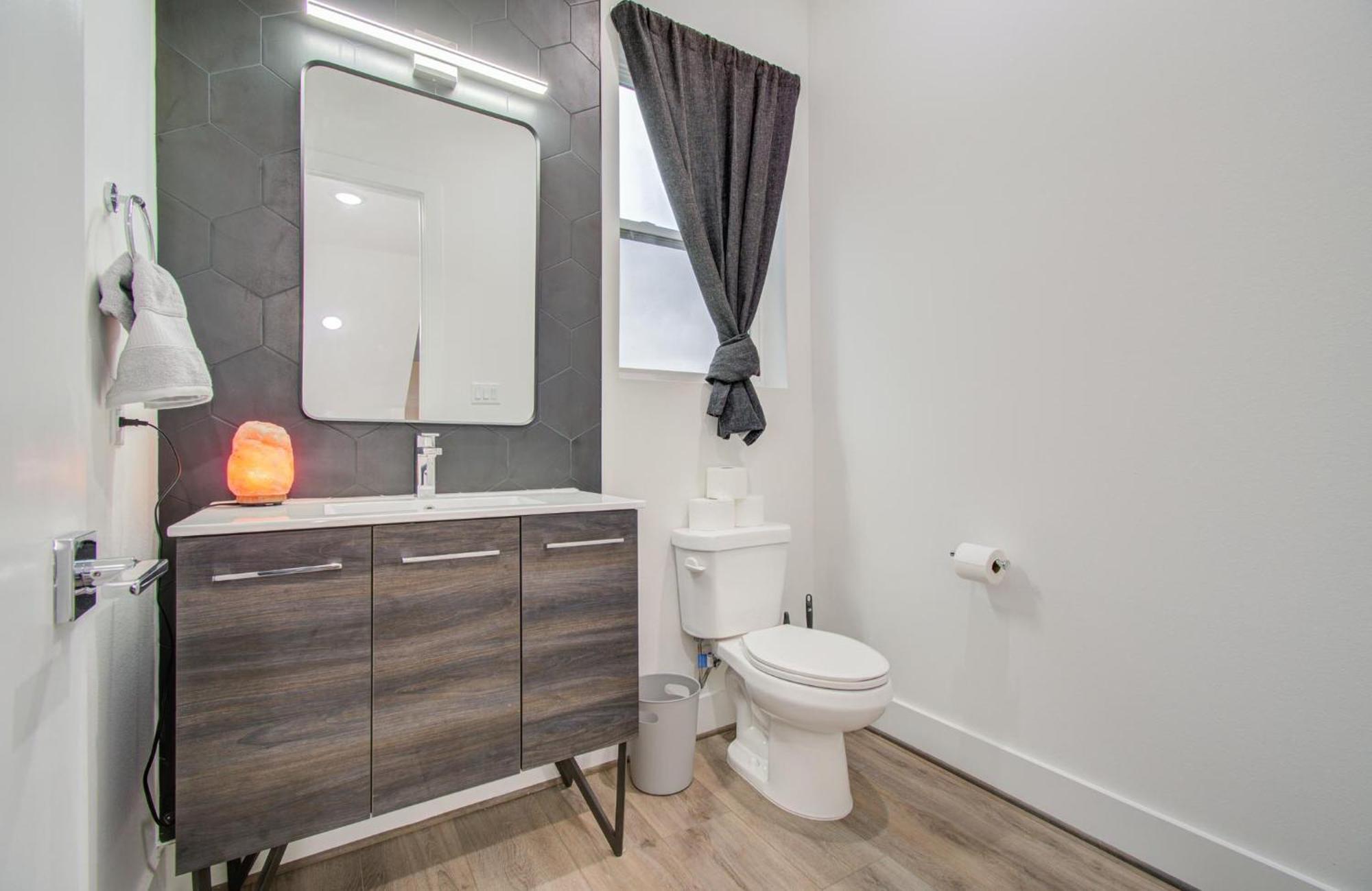 Eco-chic Modern, King Bed, 3br, 10 Min To Nrg, Dntwn & Med Center, Inquire For Dscnt Holiday home Houston